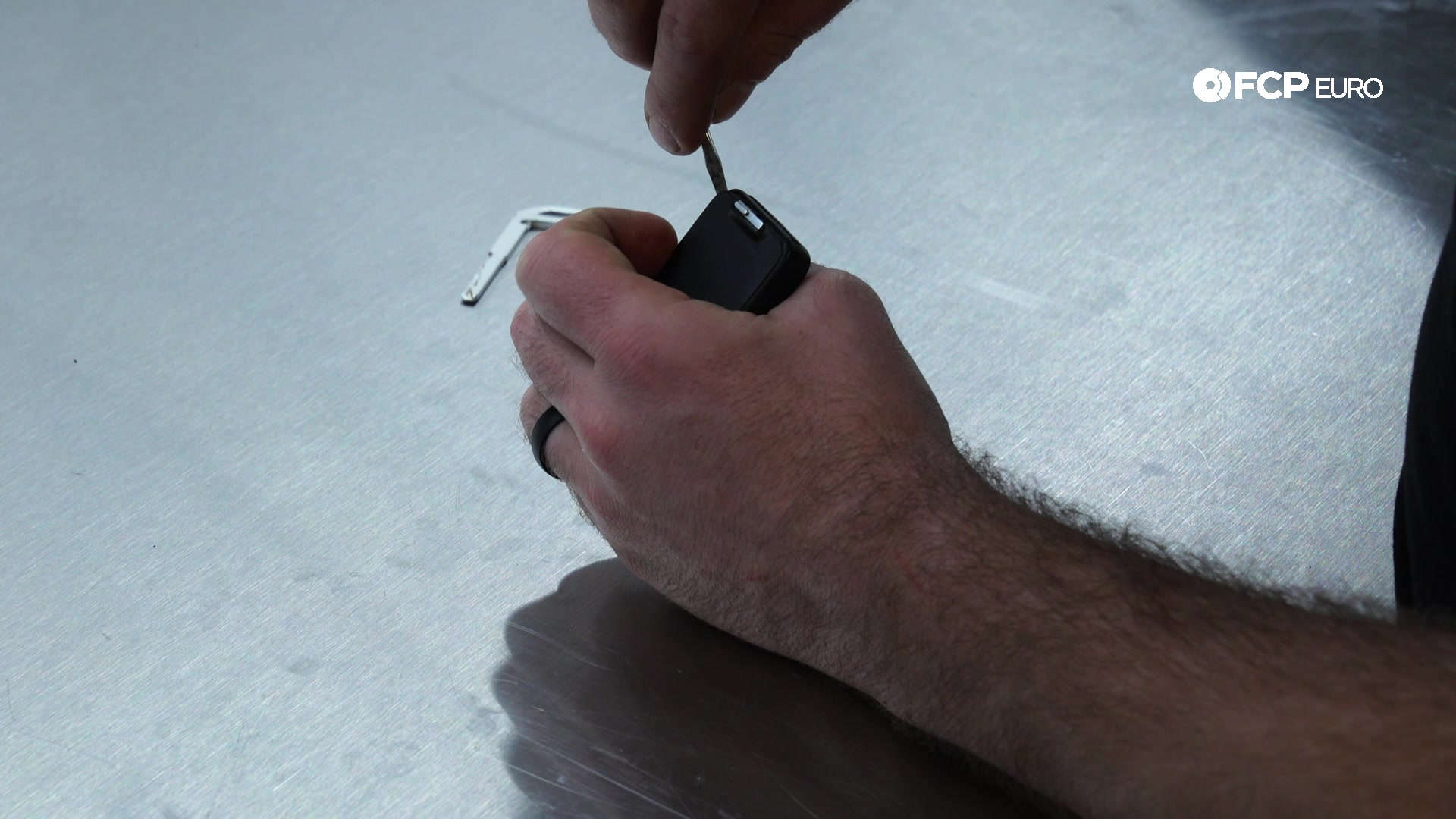 volvo-key-fob-battery-replacement-screwdriver