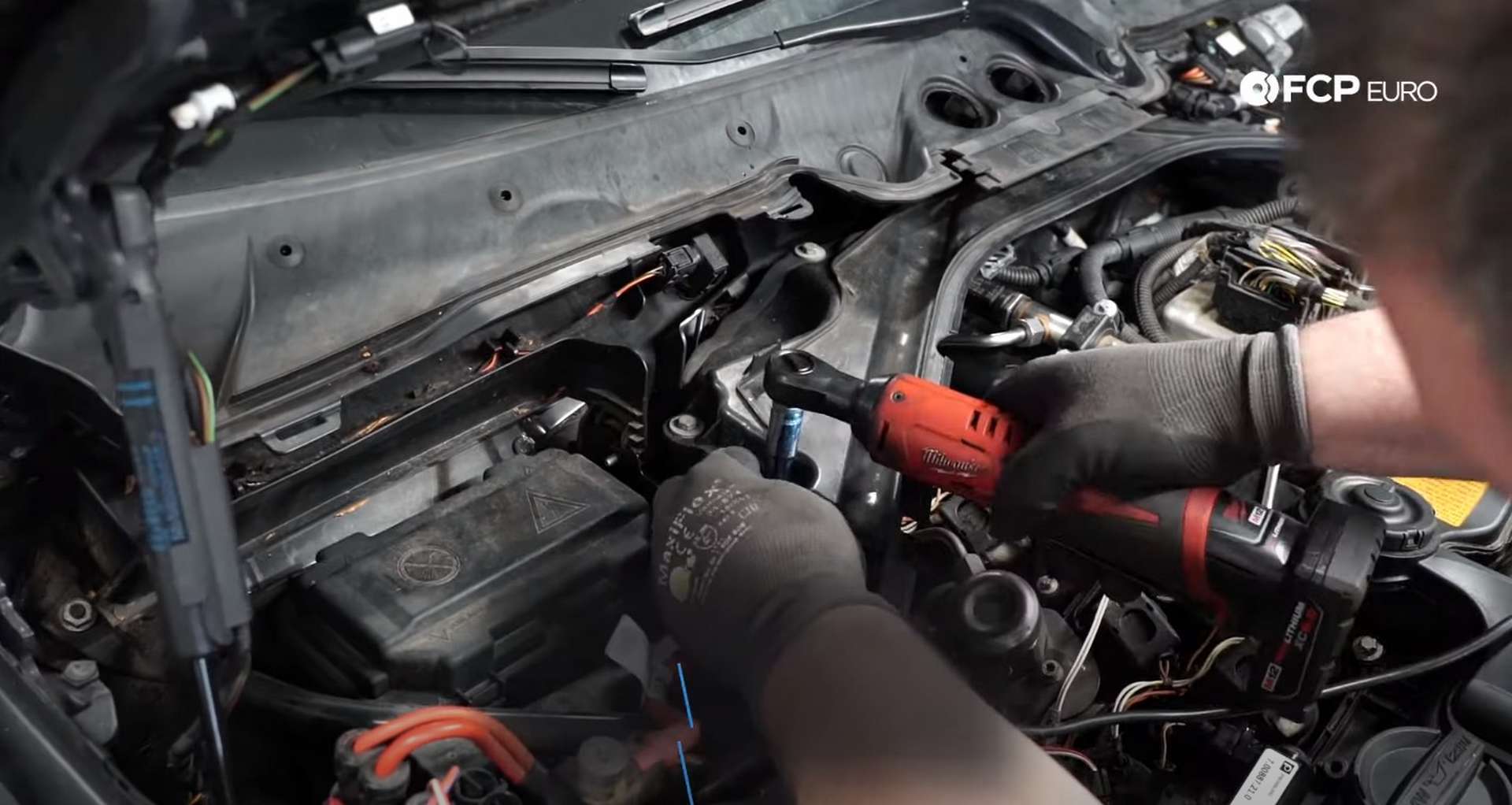 06-DIY-BMW-F30-Valve-Cover-Replacement_Exposing-Valve-Cover