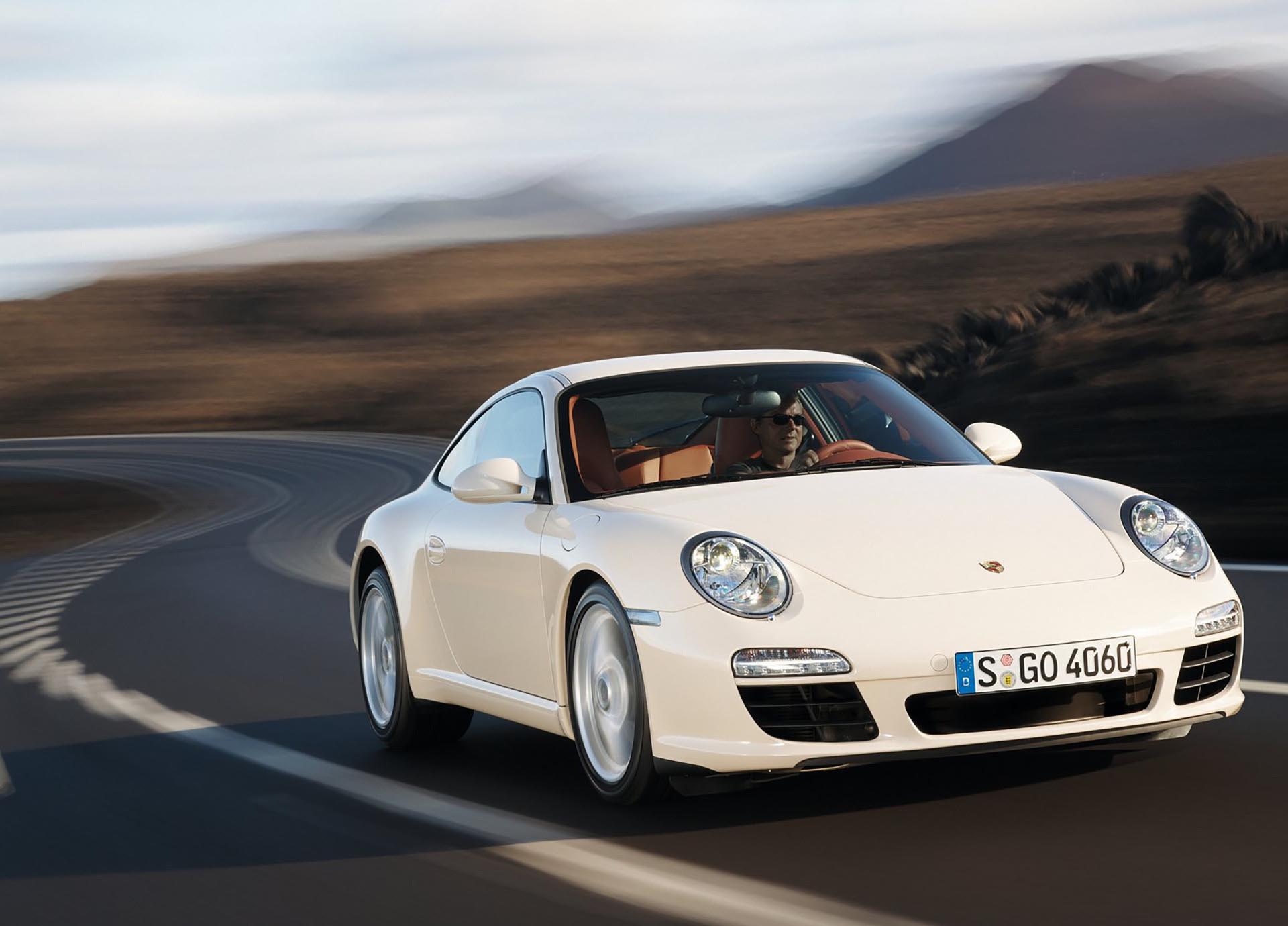 17_Porsche 911 Carrera S front