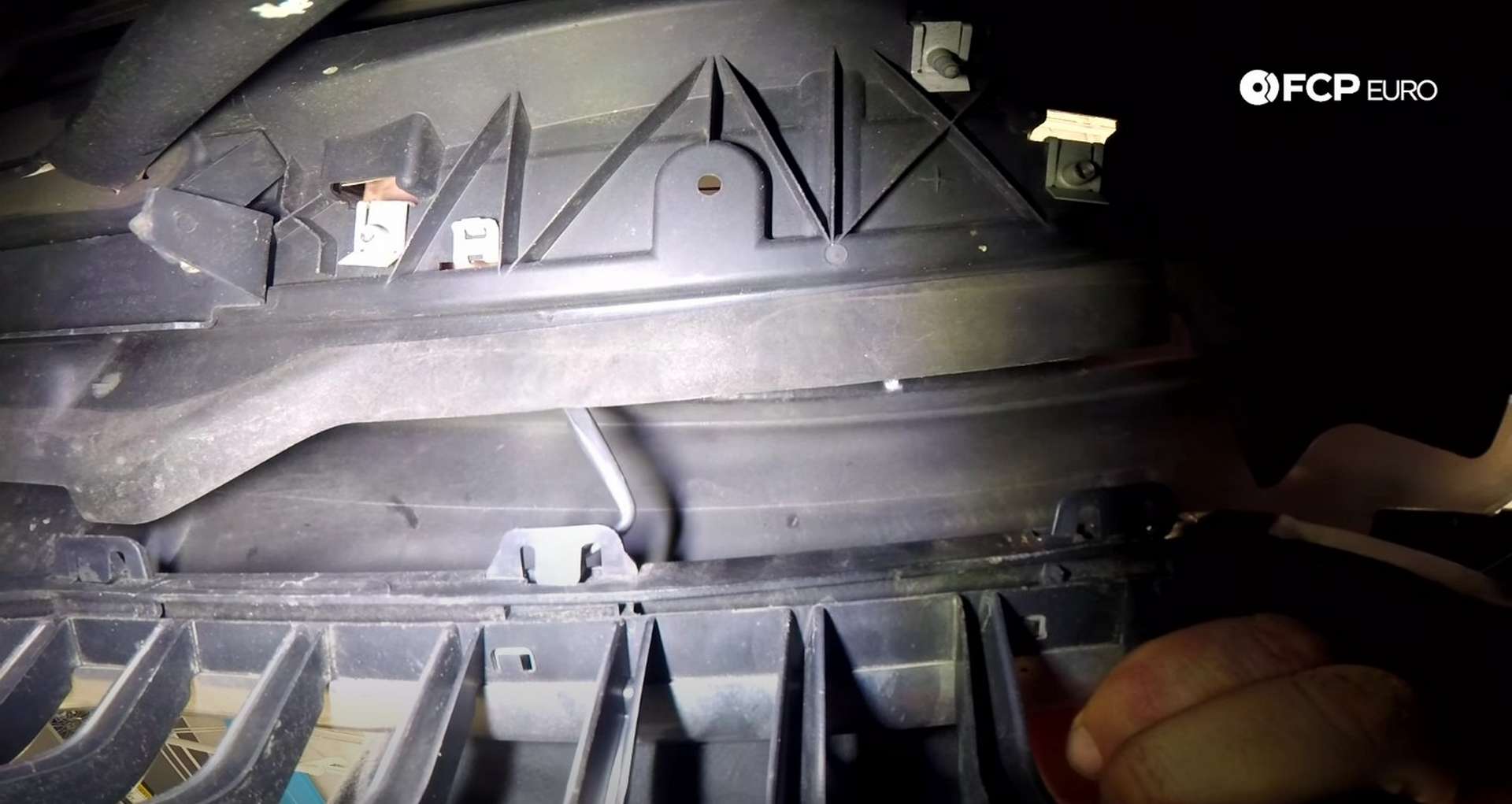 04-DIY-BMW-F30-Kidney-Grill-Replacement