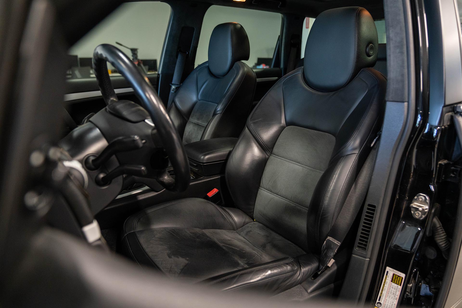 01_Porsche Cayenne 957 GTS front seats black on black