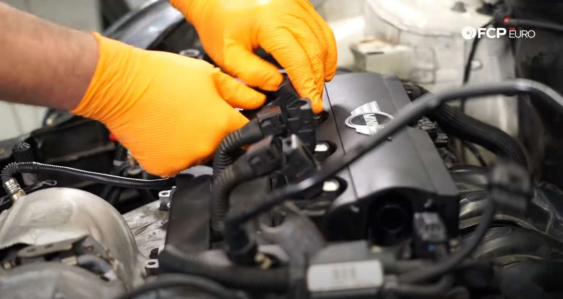 DIY MINI R56 Timing Chain Replacement disconnecting the ignition coils