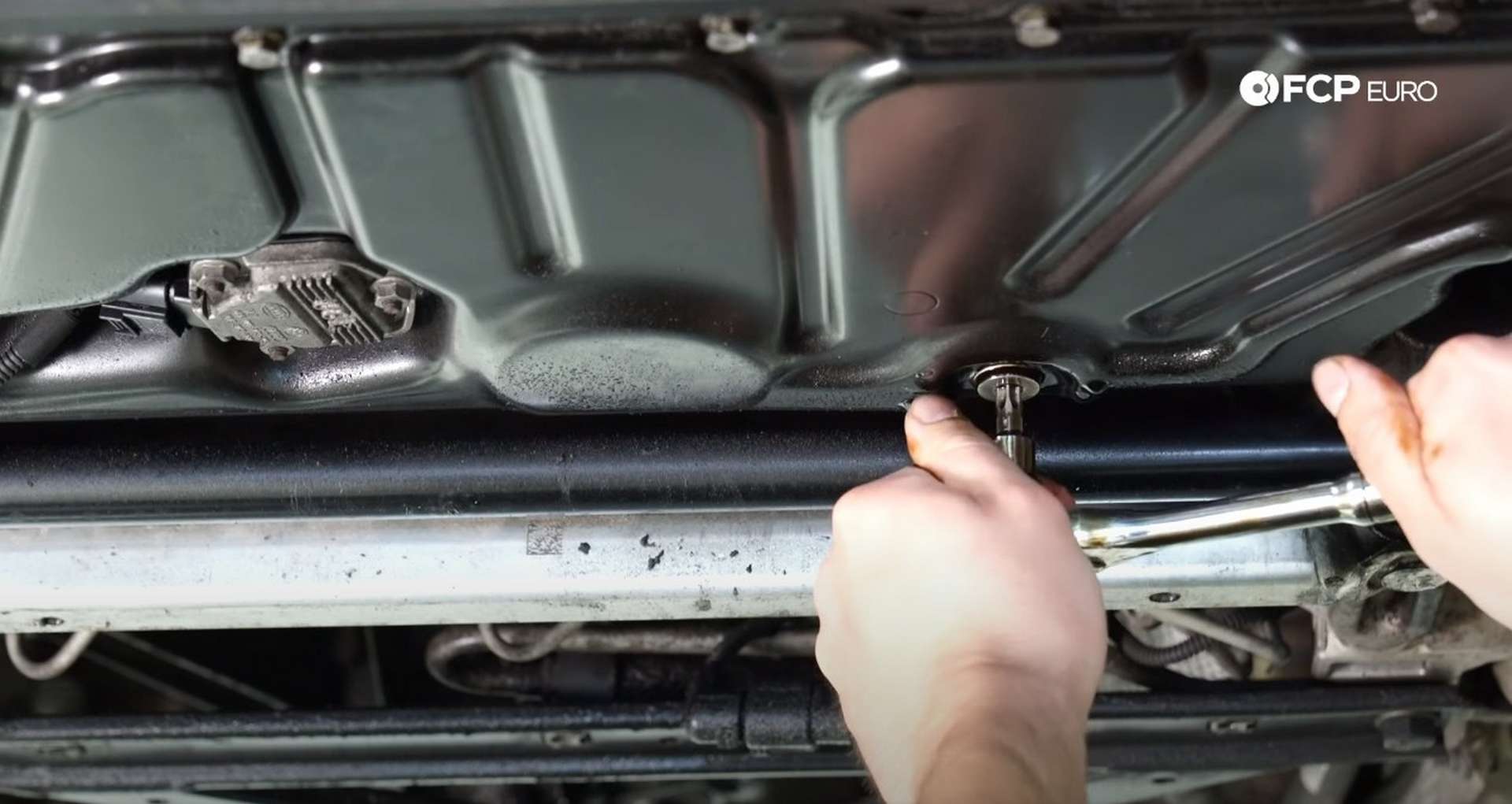 DIY Audi 4.2L V8 Oil Change tightening the new drain plug