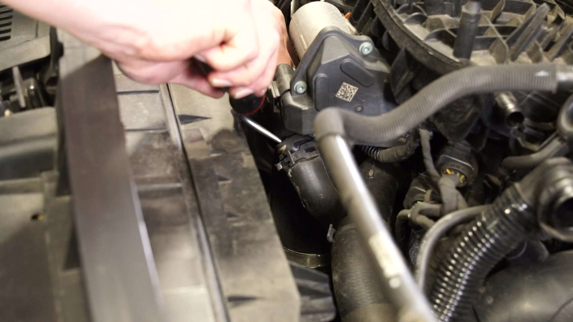 12-vw-mk7-manifold-removal-coolant-pipe-hose-pick