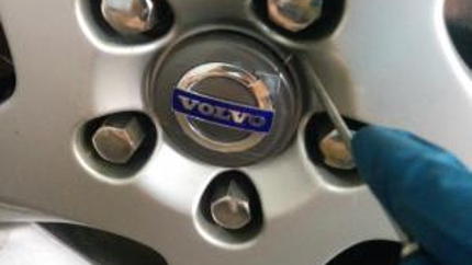How to DIY Replace a Volvo 850/S70 Front Wheel Bearing