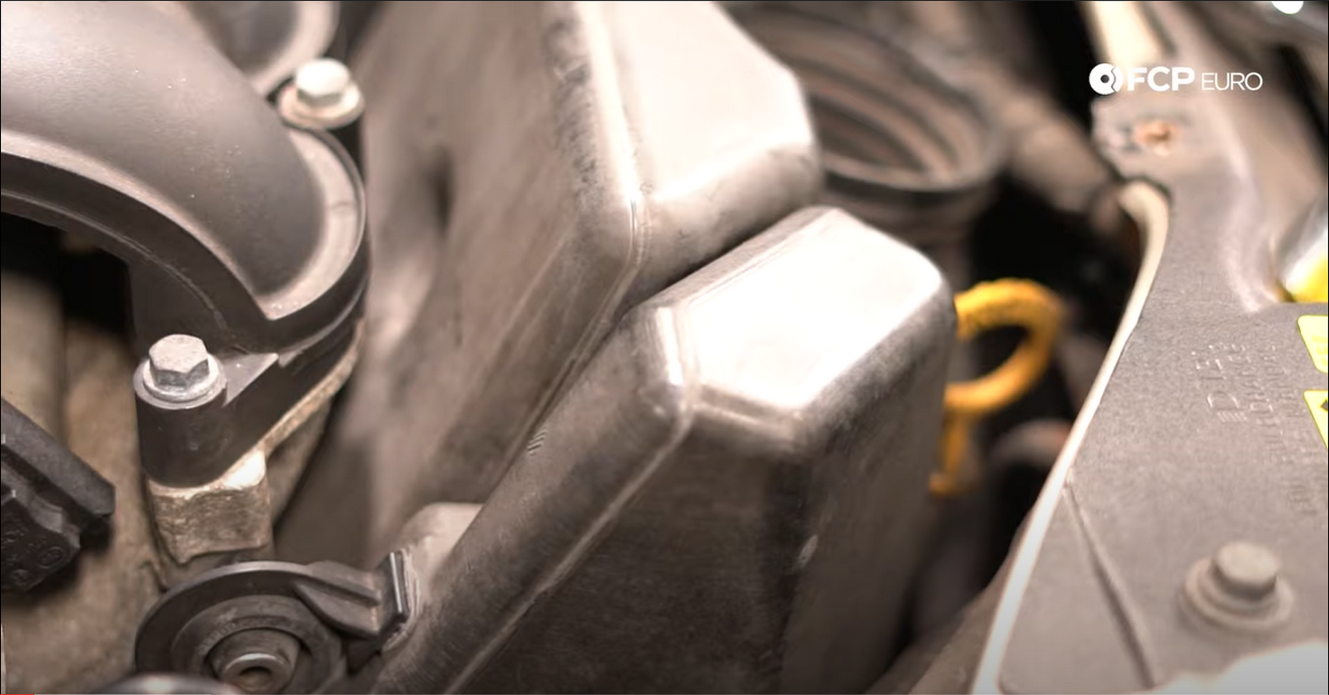 02_DIY_Volvo_Oil_Change-Airbox-Bolt