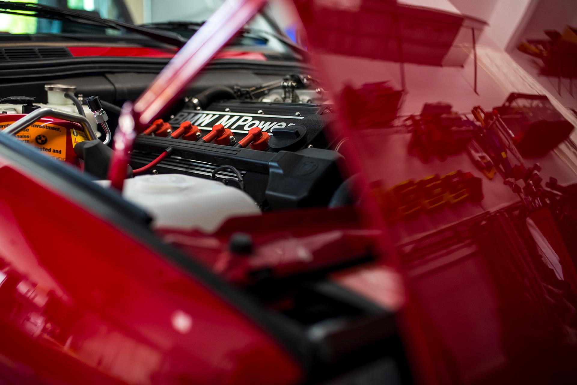 16_BMW E30 M3 zinnoberrot engine bay style shot