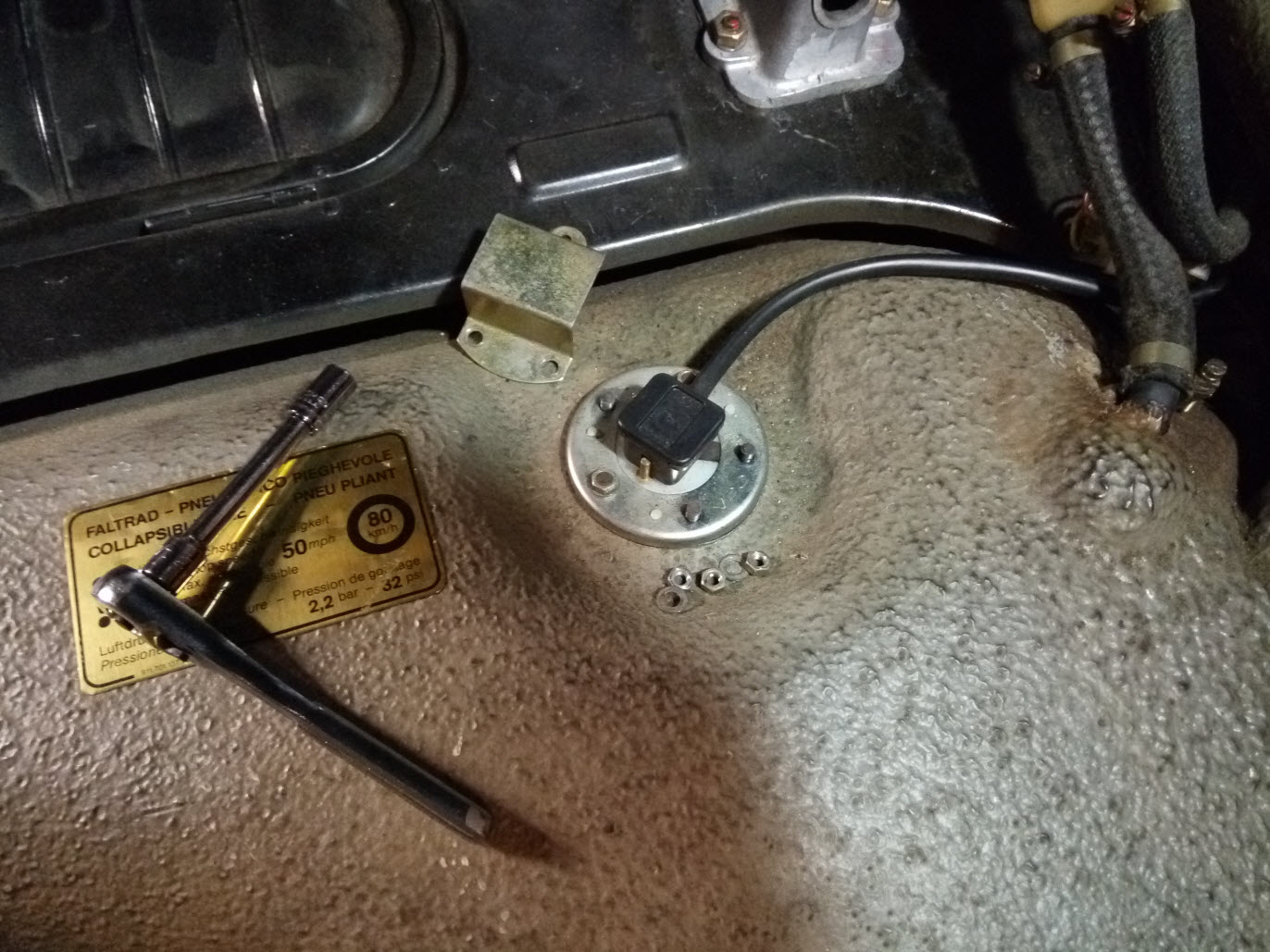 Porsche 911 fuel level sensor removal 1.