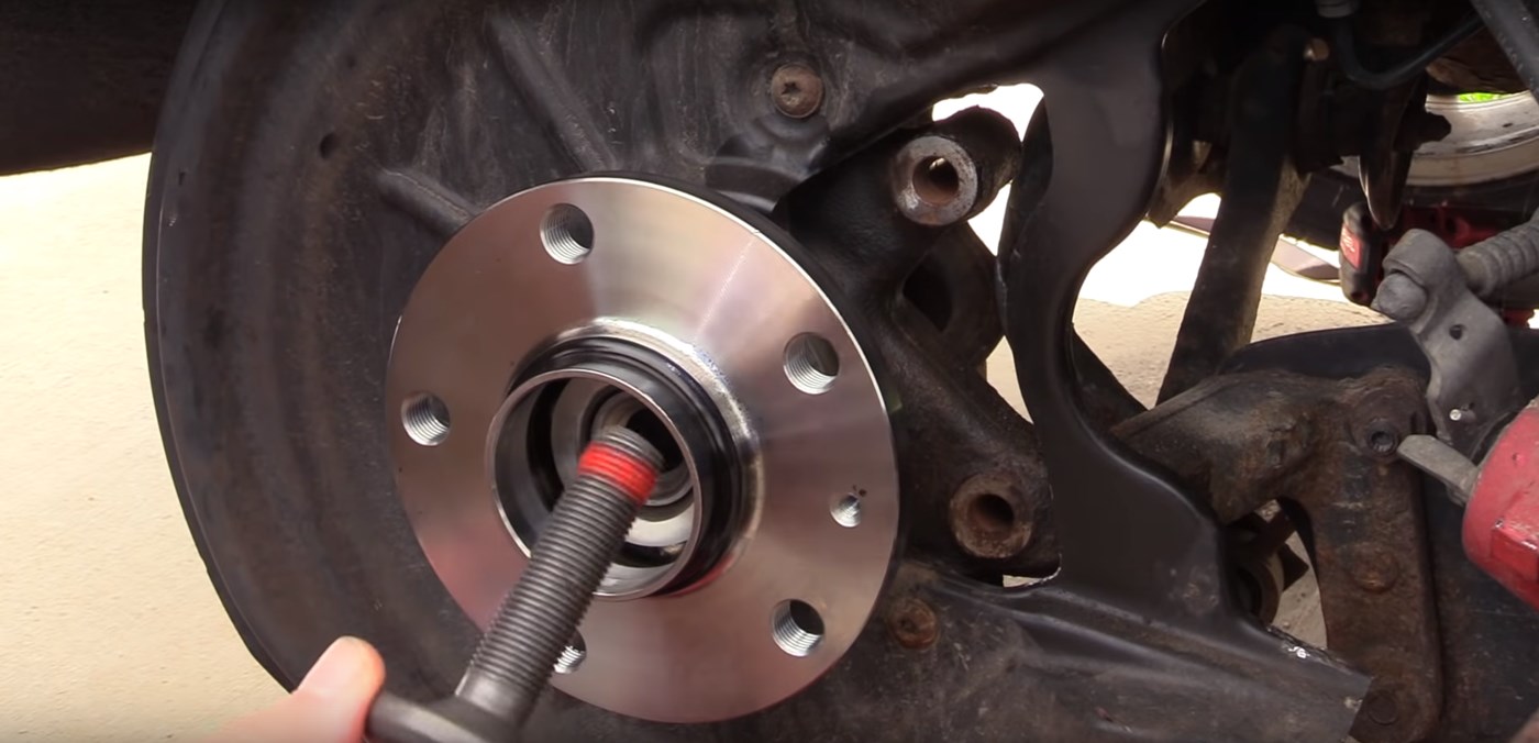 Rear Wheel Hub Bolt Installation