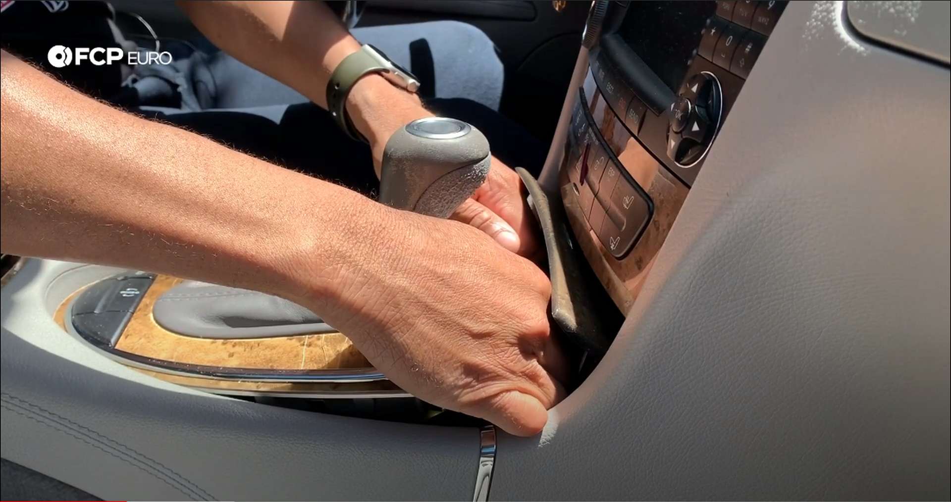02_DIY_Mercedes_Shifter_Removal-Bezel-Removal