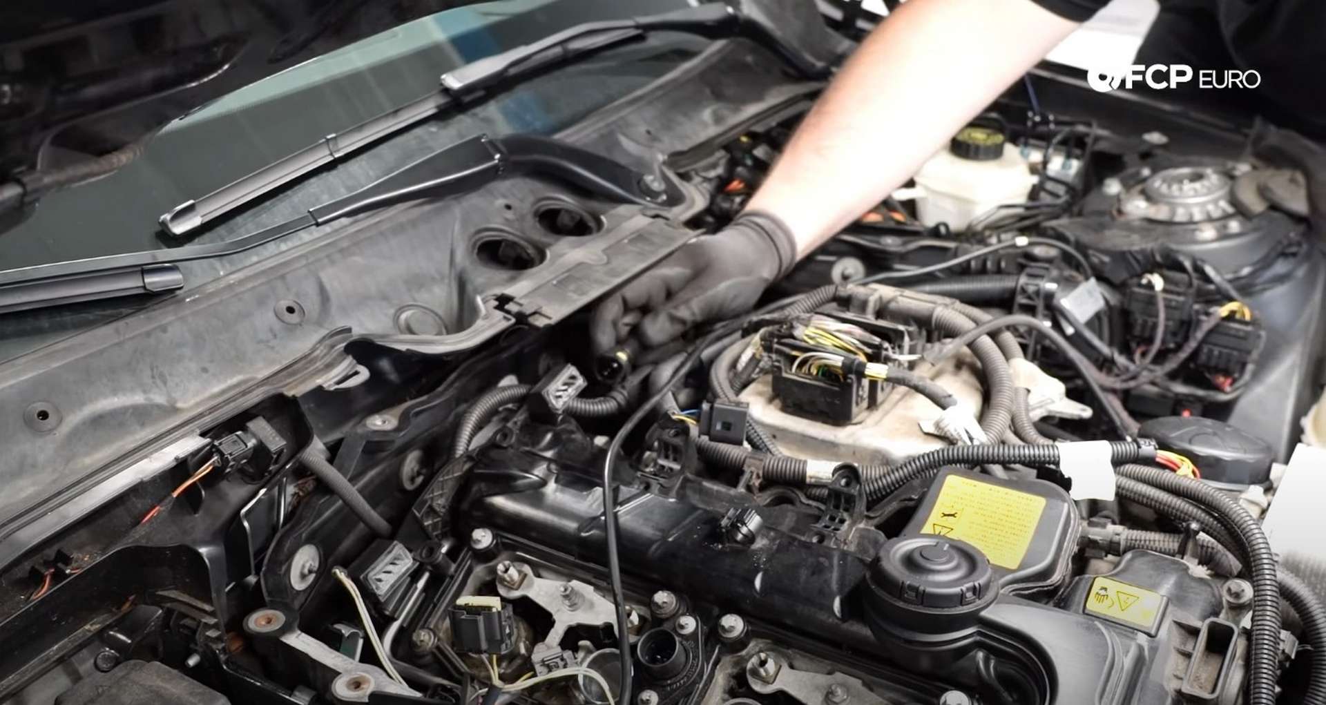 17-DIY-BMW-F30-Valve-Cover-Replacement_Removing-Mechanical-Components