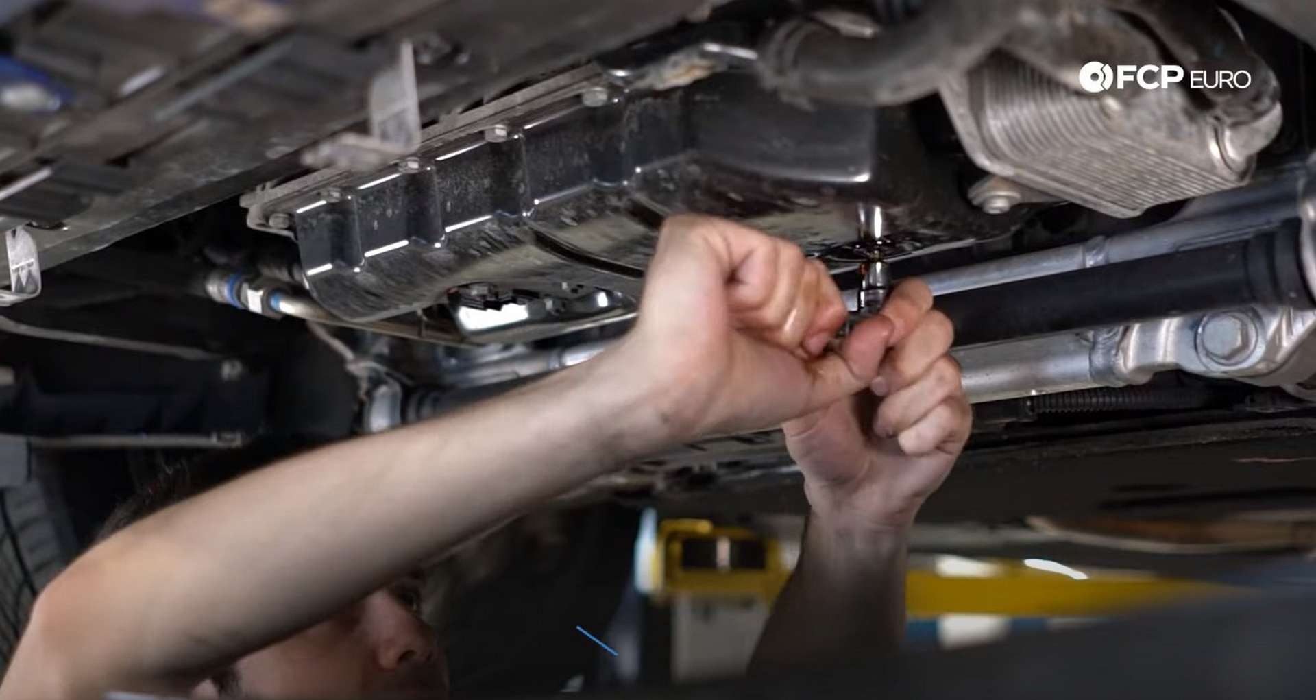 DIY Audi B8/B8.5 Oil Change tightening the new drain plug