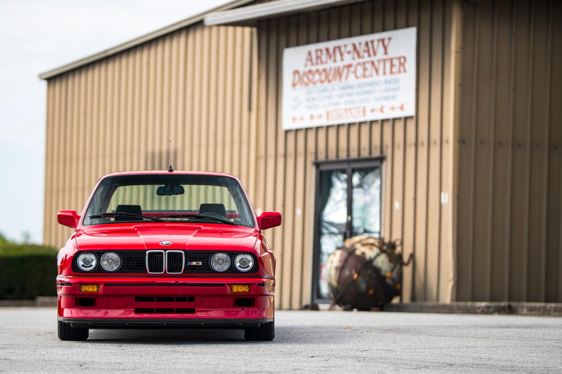 20_BMW E30 M3 zinnoberrot front portrait