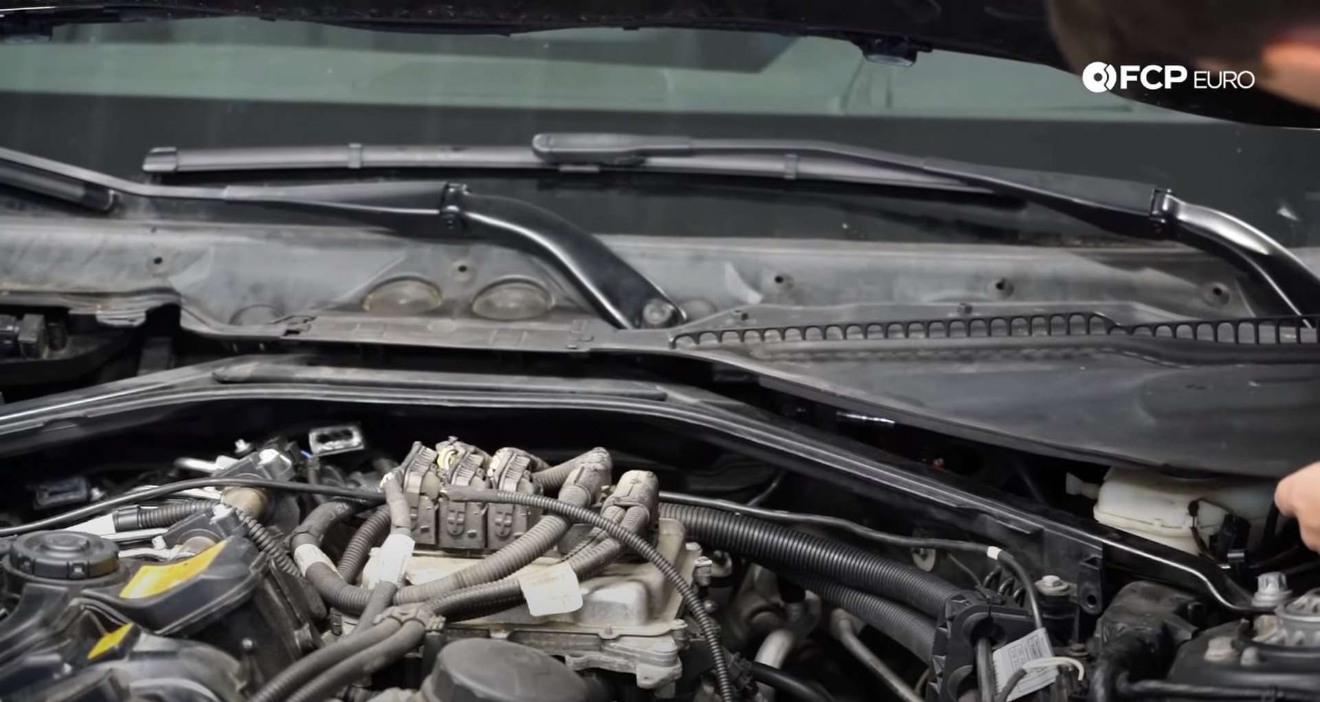 DIY BMW N20 Vacuum Pump refitting the cowl pieces