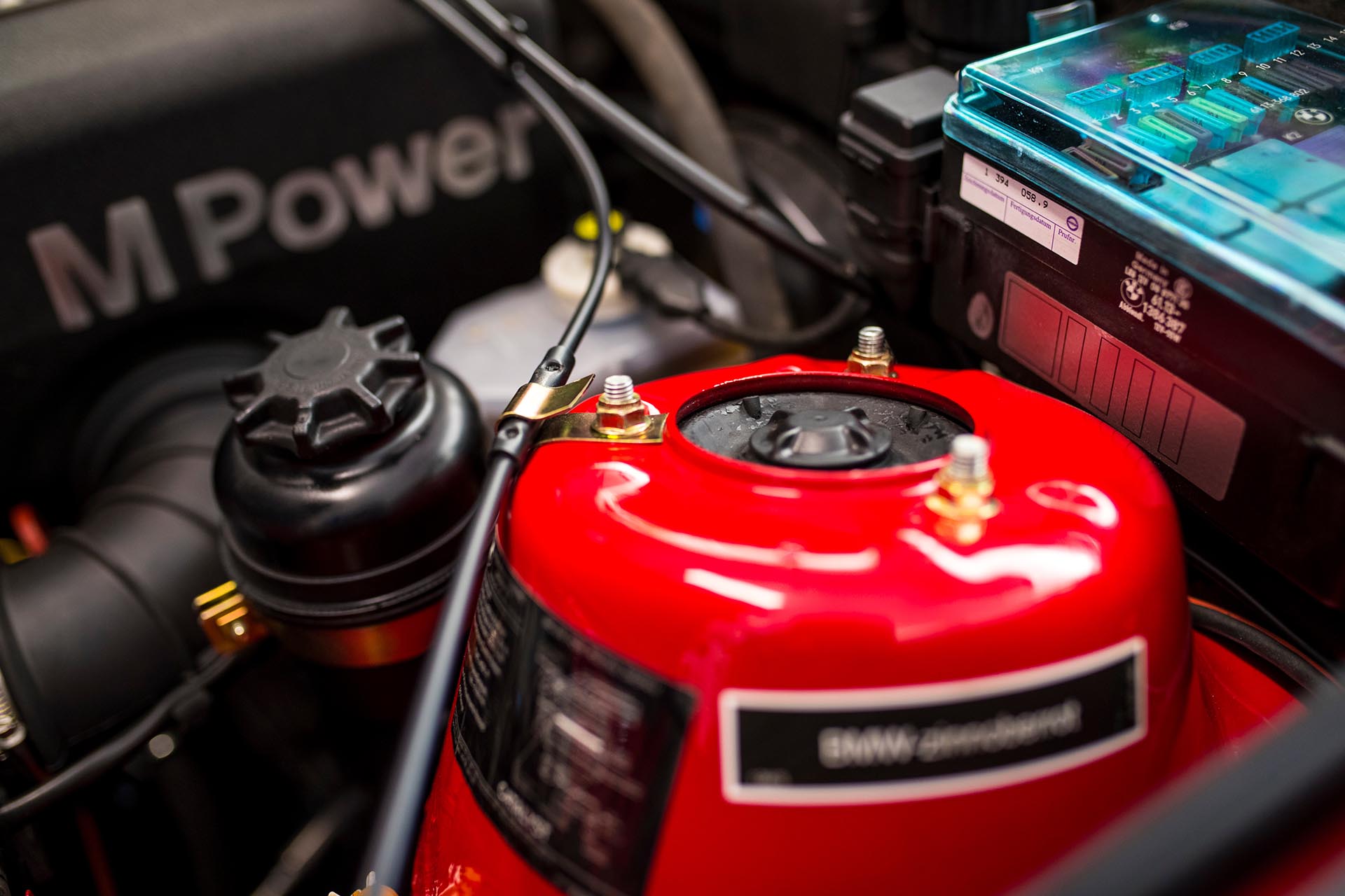 27_BMW E30 M3 zinnoberrot throttle cable detail