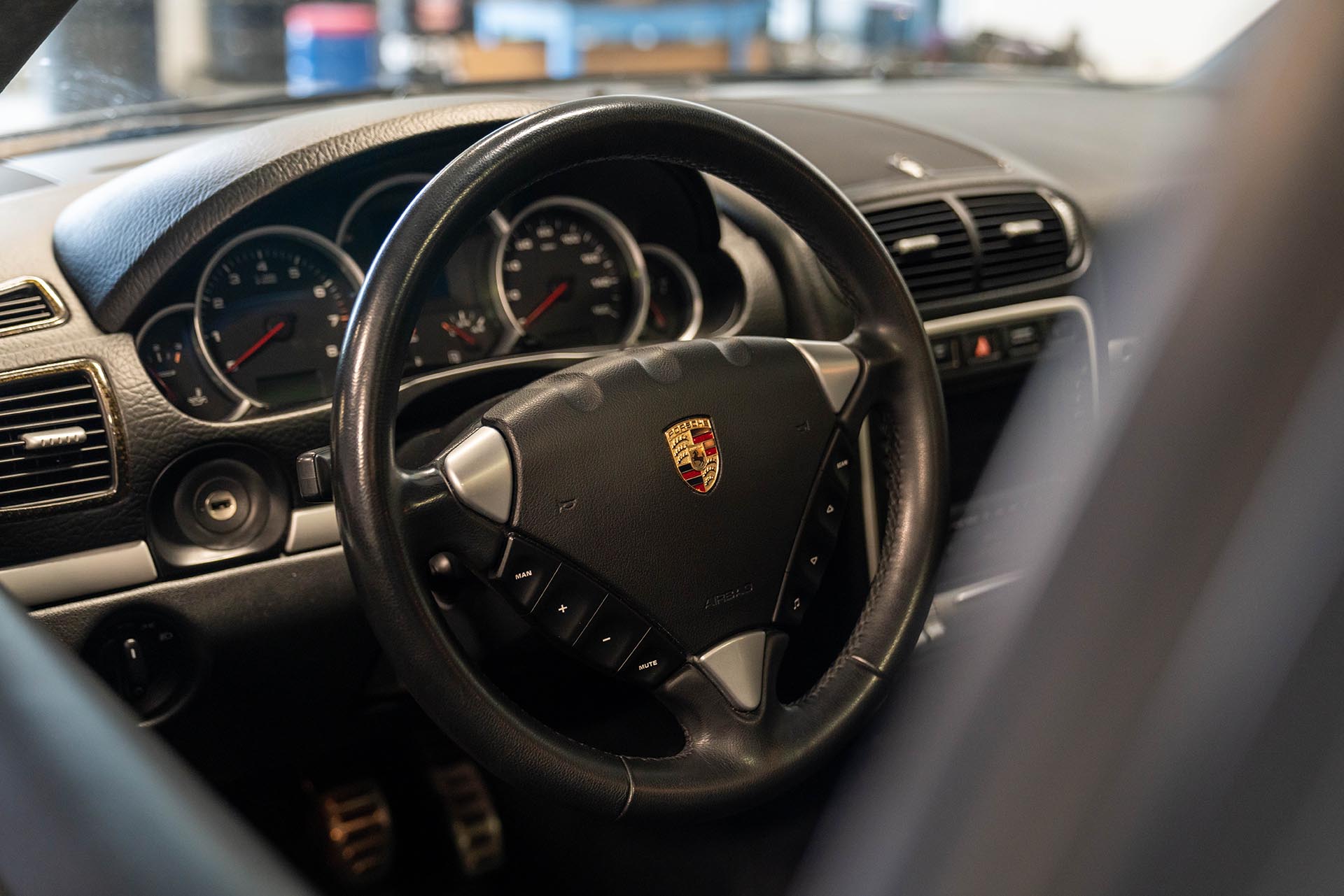 03_Porsche Cayenne 957 GTS steering wheel black on black