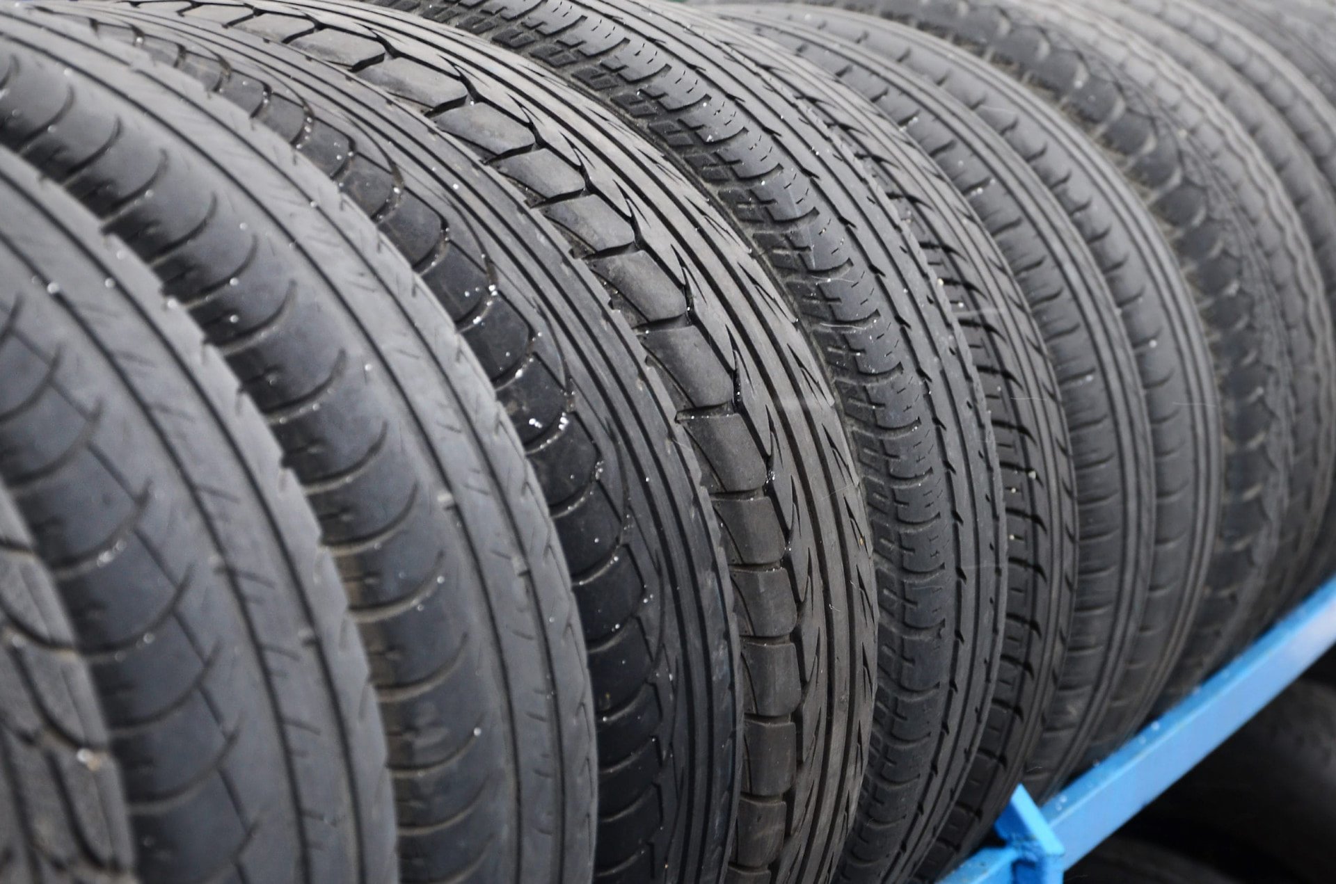 Used_Car_Buying_Red_Flags_Mismatched_Tires_FCP_Euro