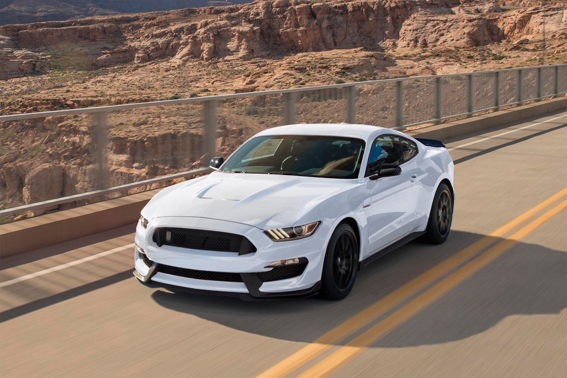 02_Ford Mustang GT Front white