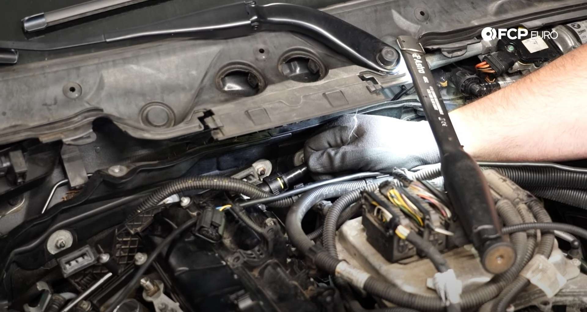 32-DIY-BMW-F30-Valve-Cover-Replacement_Refitting_Cam_Adjuster_And_Vacuum_Pump