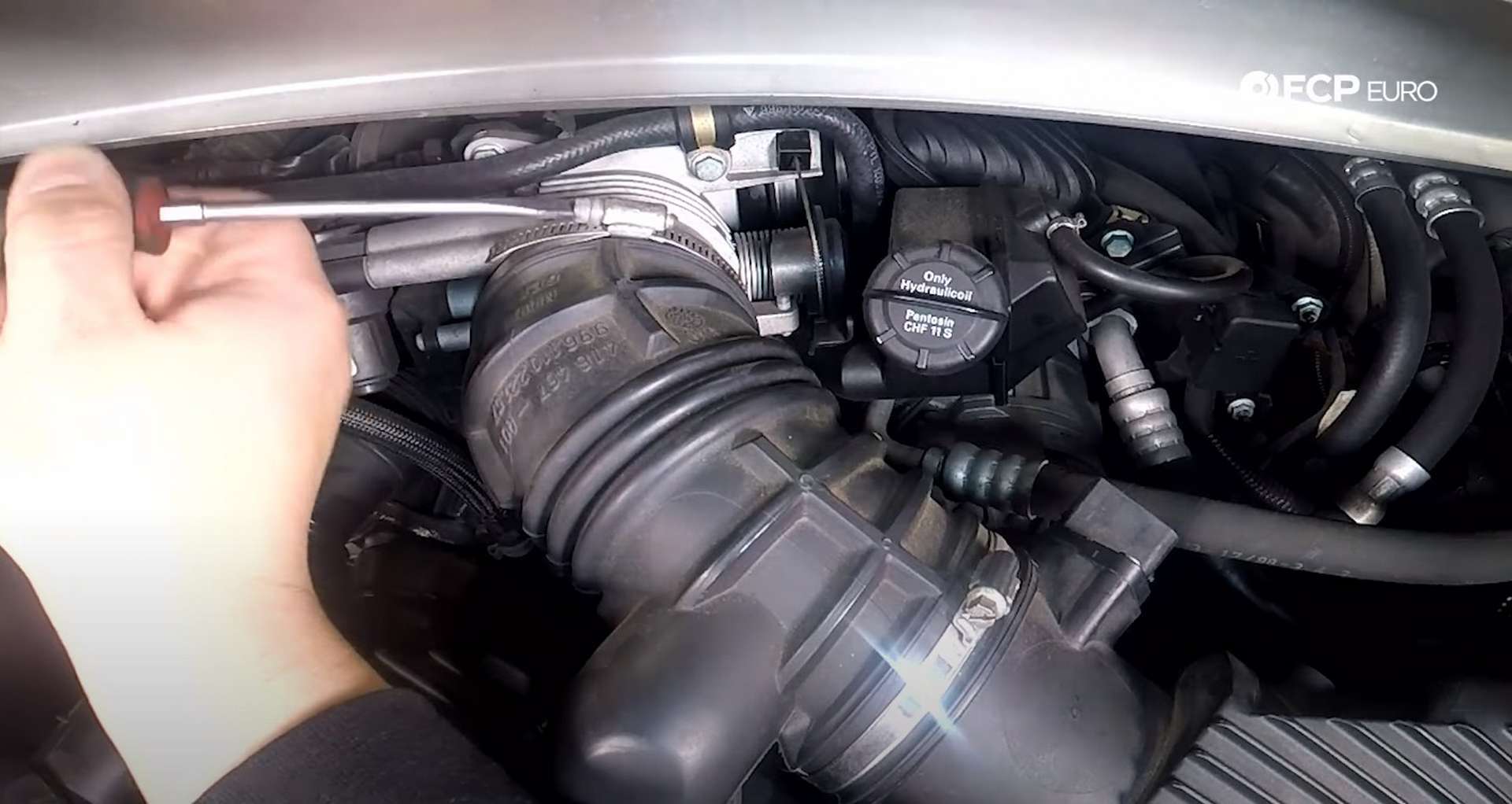 03-DIY-Porsche-996-MAF-Replacement_Removing-Airbox-Cover