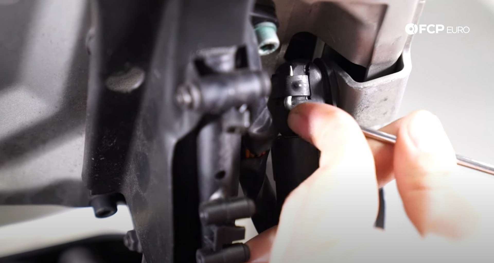 05-DIY-Porsche-996-Hood-Strut-Replacement_Engine-Lid-Struts