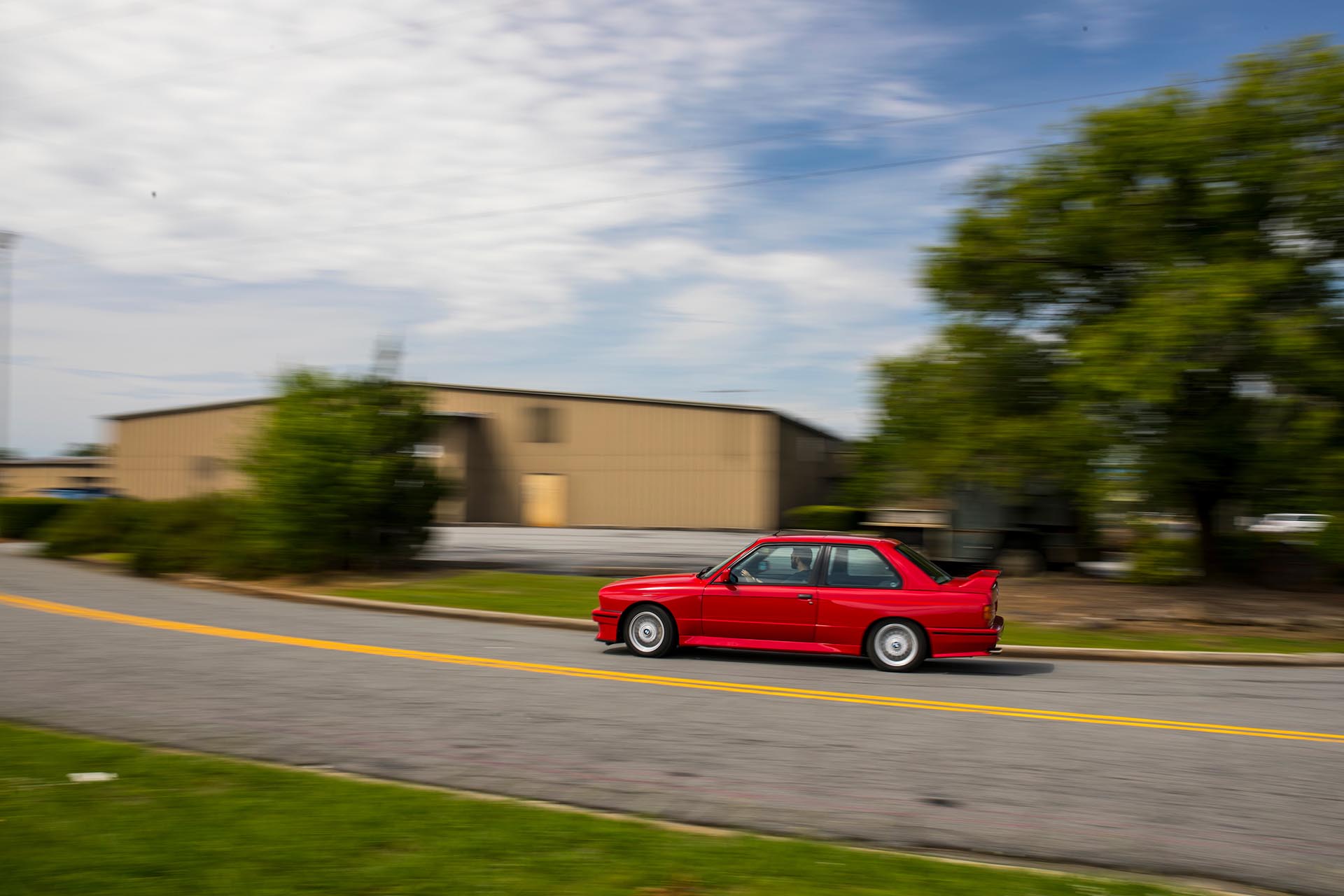 24_BMW E30 M3 zinnoberrot panning profile rear