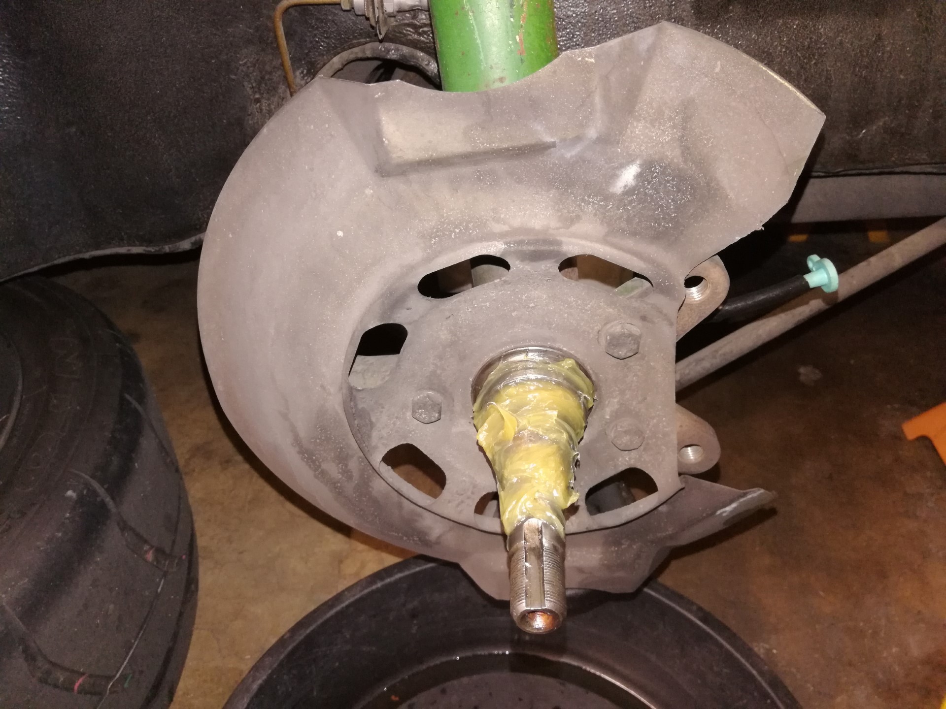 Air-cooled Porsche 911 front wheel hub assembly