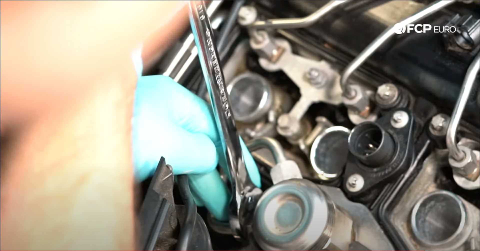 DIY BMW N20 Timing Chain tightening the fuel rail clamps
