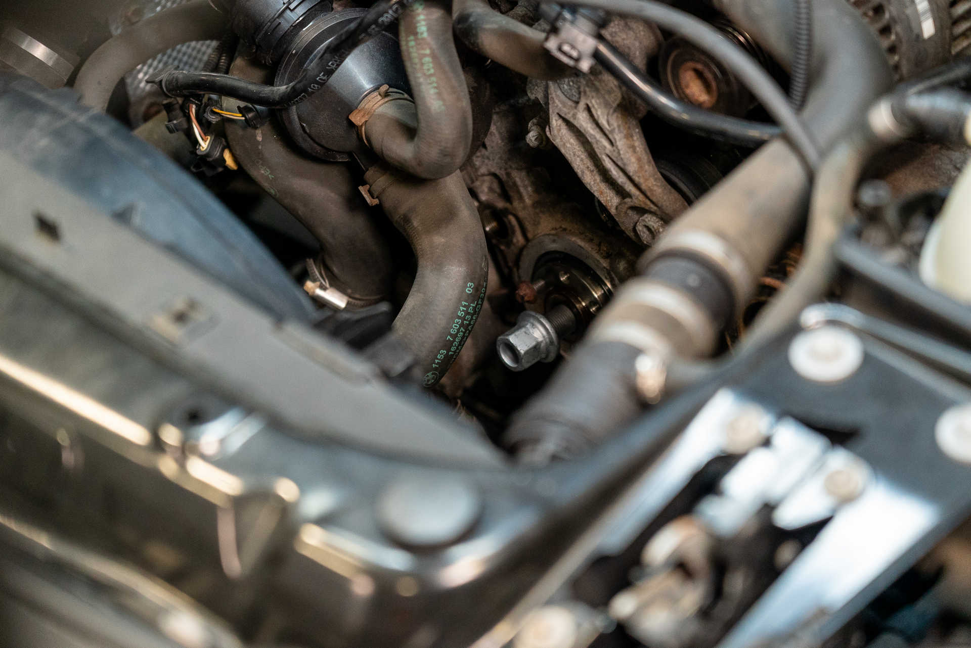 DIY BMW N20 Timing Chain installing the crankshaft bolt