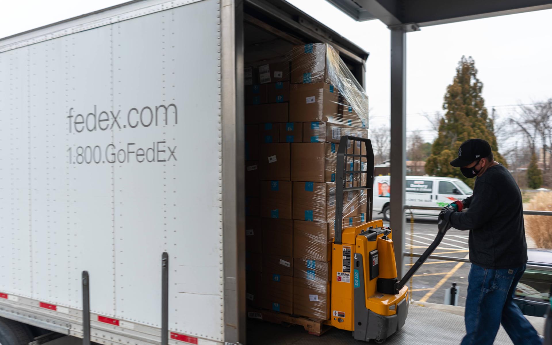 fcpeuro-paw-fedex-truck-full