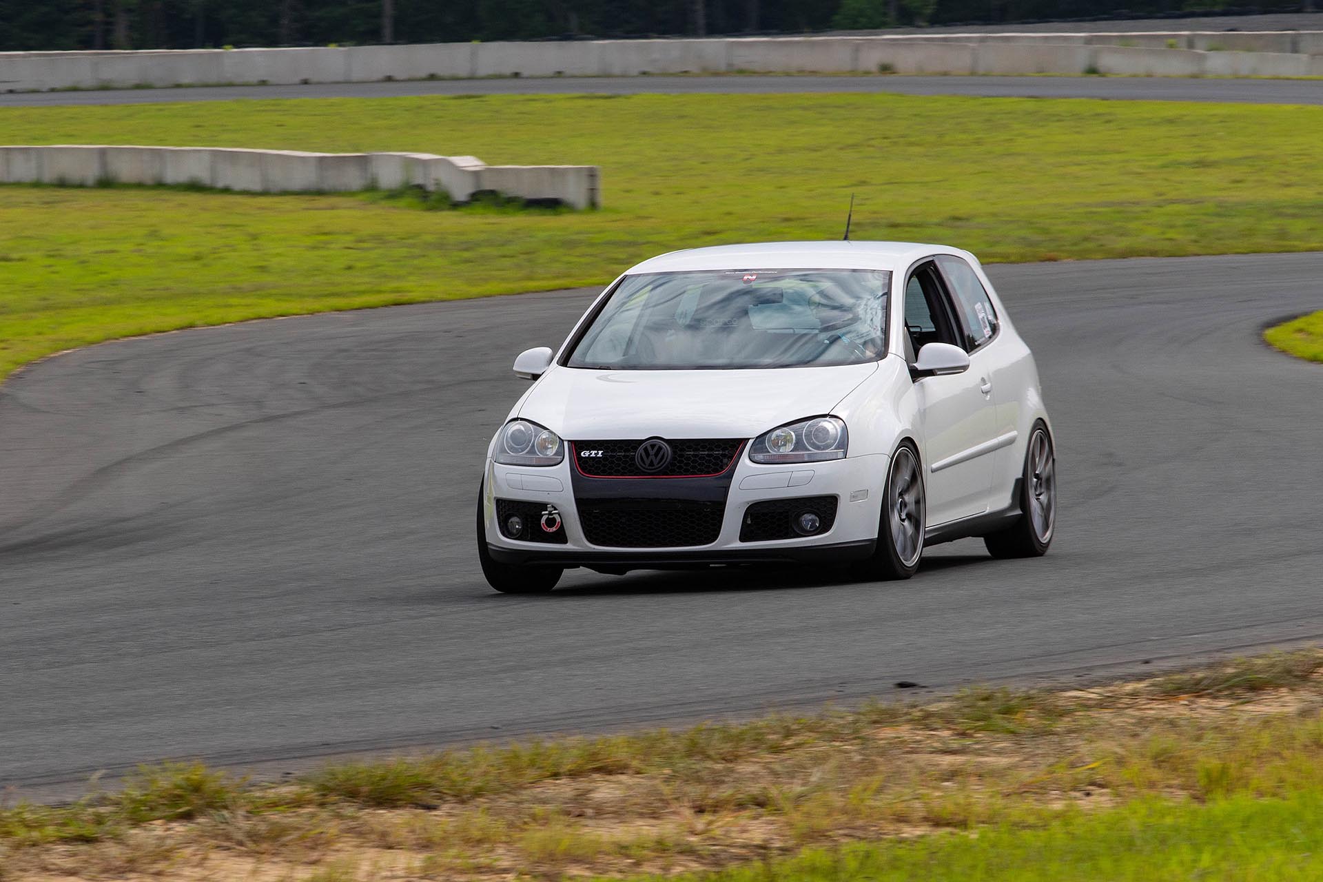06_VW Mk5 White GTI 6-speed on track