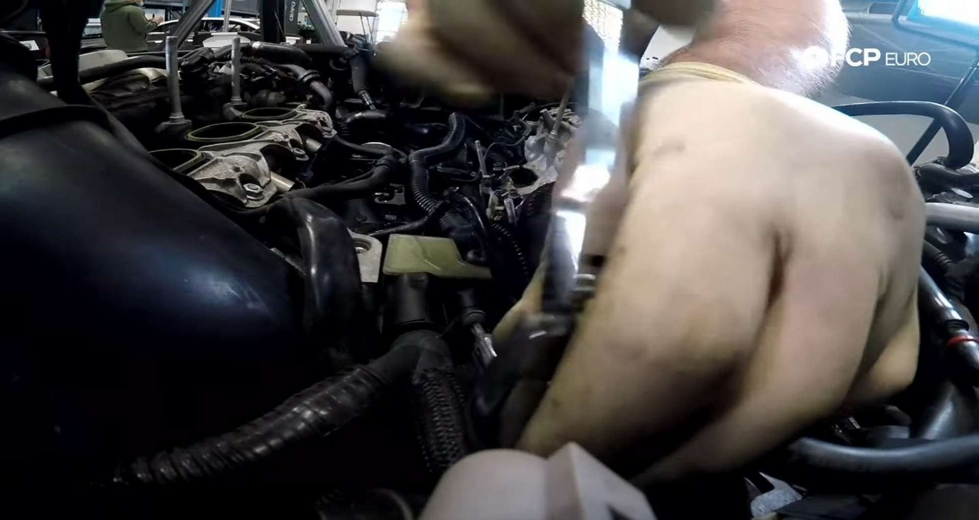 DIY Audi 3.0T PCV/AOS Replacement tightening the oil breather hose bolt