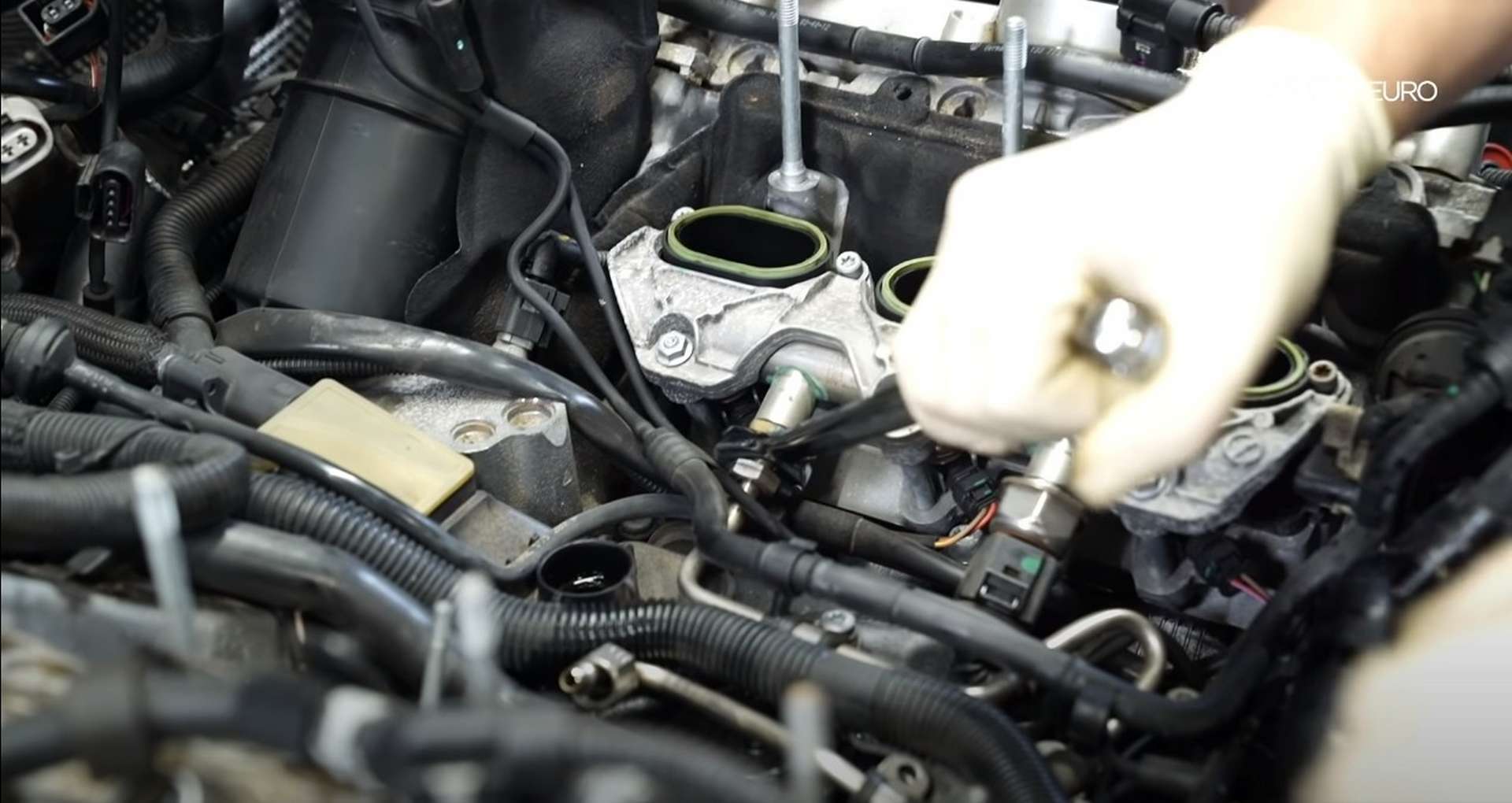 DIY Audi 3.0T PCV/AOS Replacement disconnecting the other manifold's fuel line