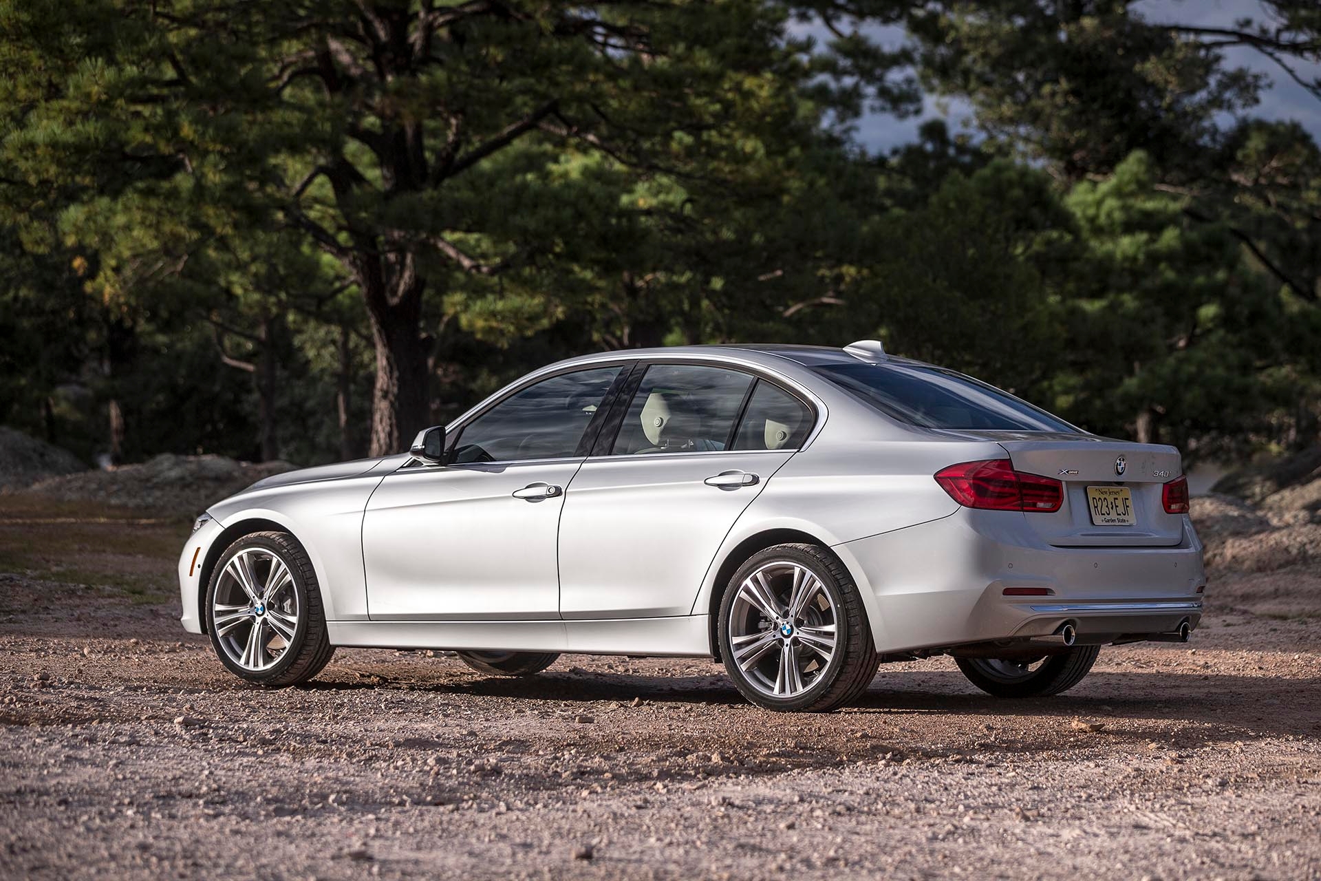 17_BMW_340i xDrive rear profile