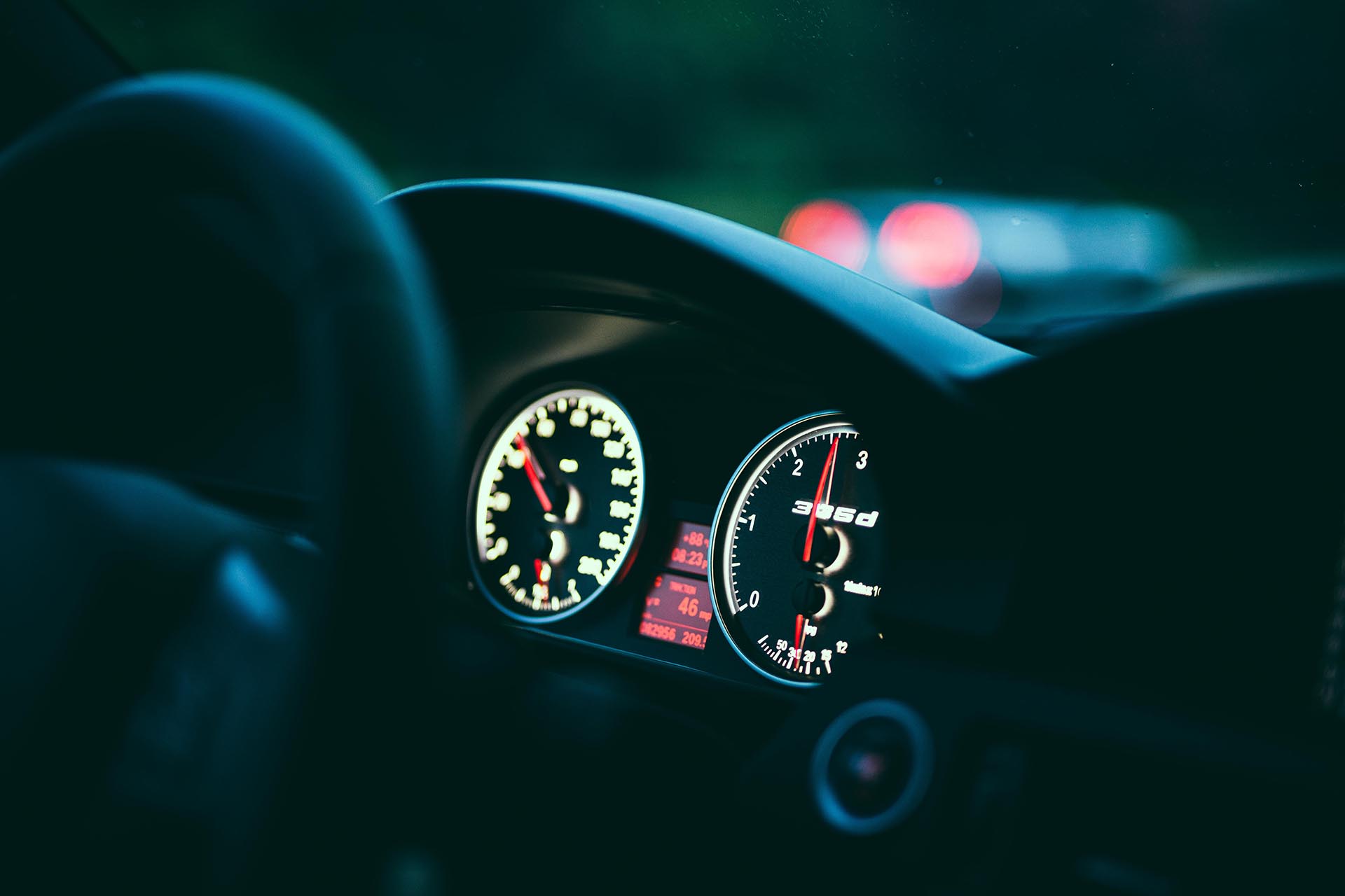 05_BMW E91 335d custom gauge cluster illuminated