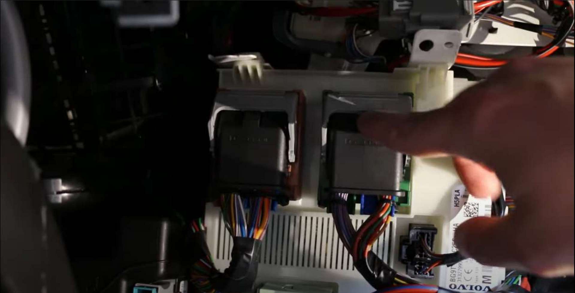 DIY Volvo Cabin Filter pushing in tab