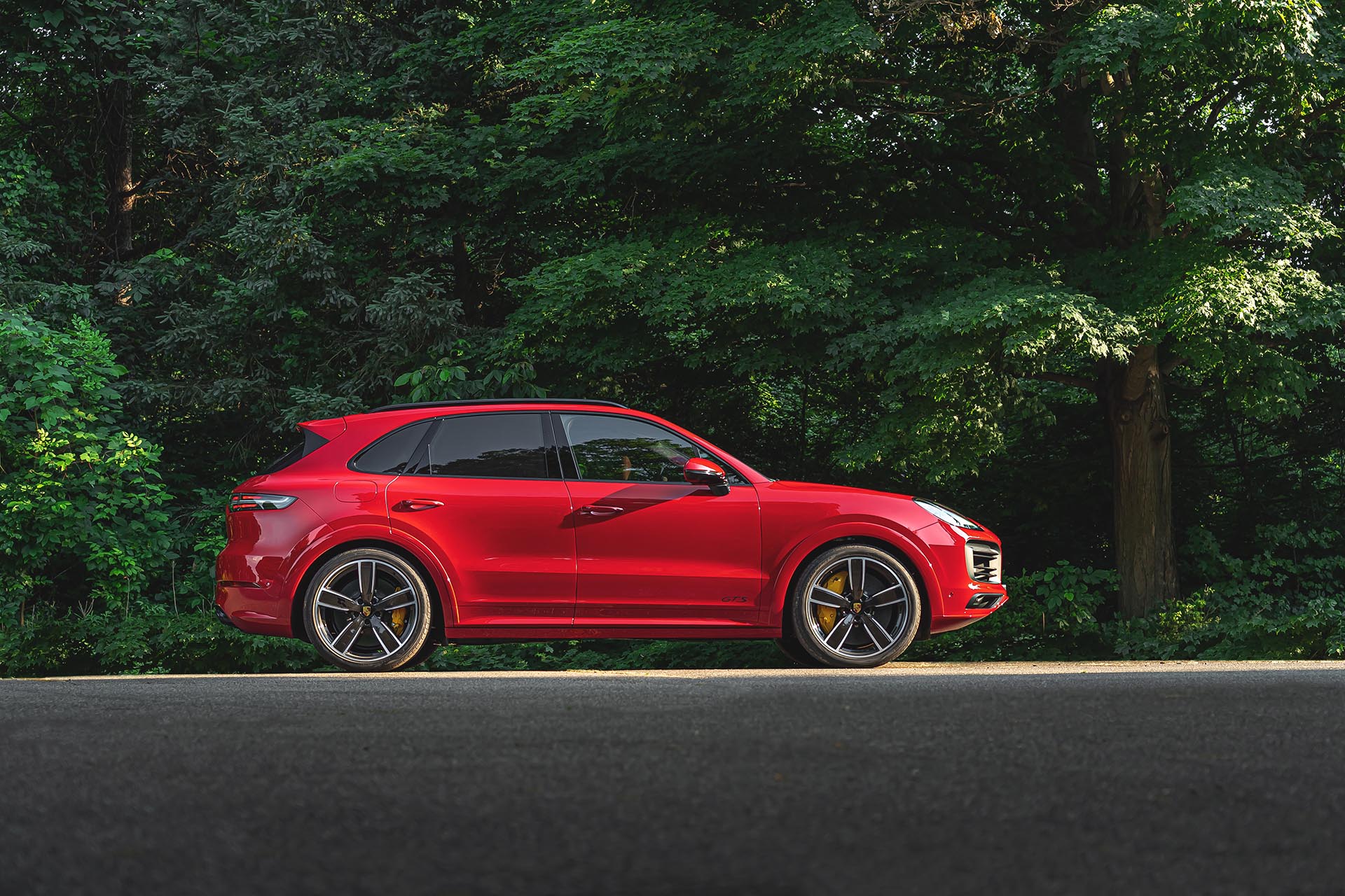 15_9Y0 Porsche Cayenne Coupe GTS profile