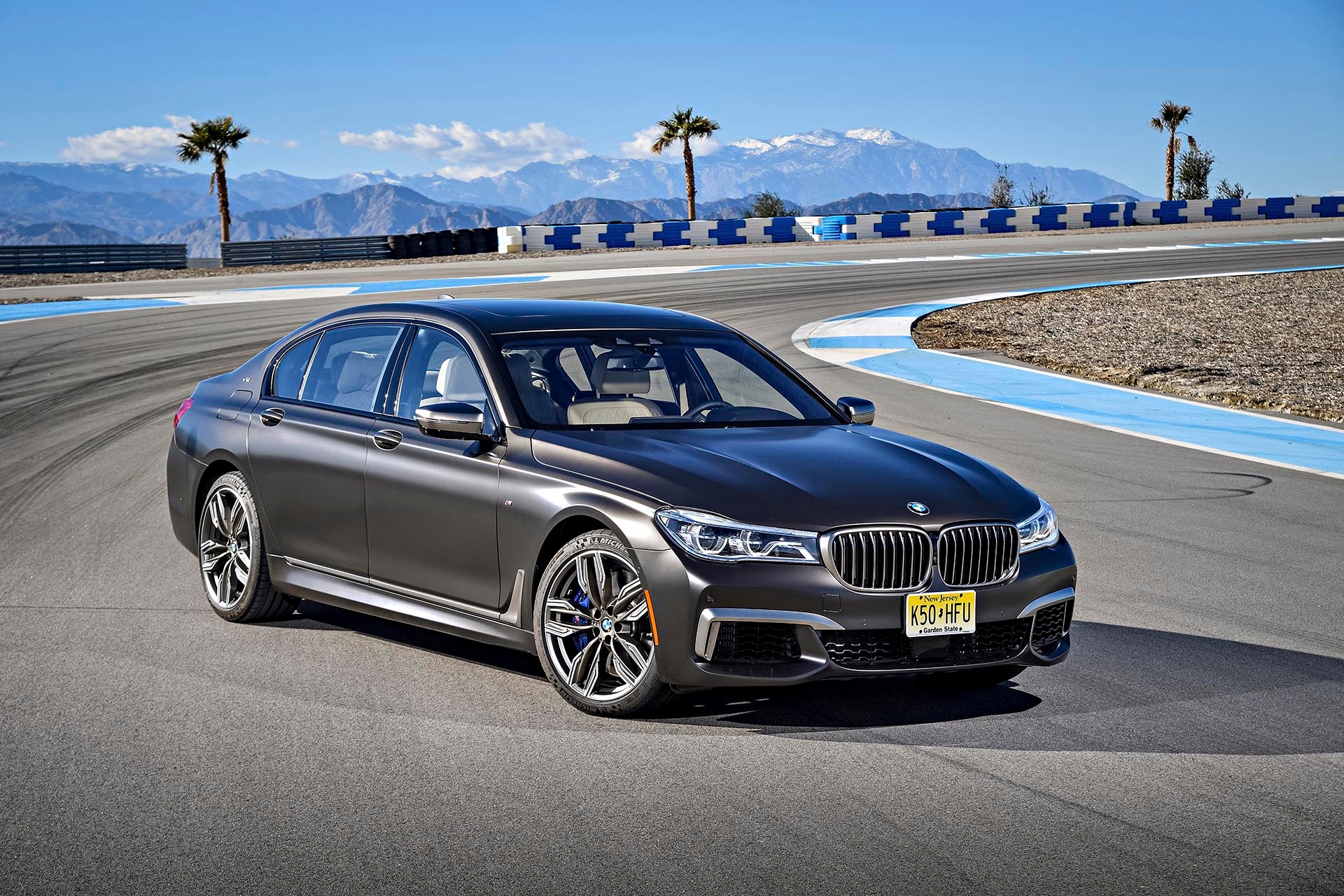 13_BMW M760i xDrive front