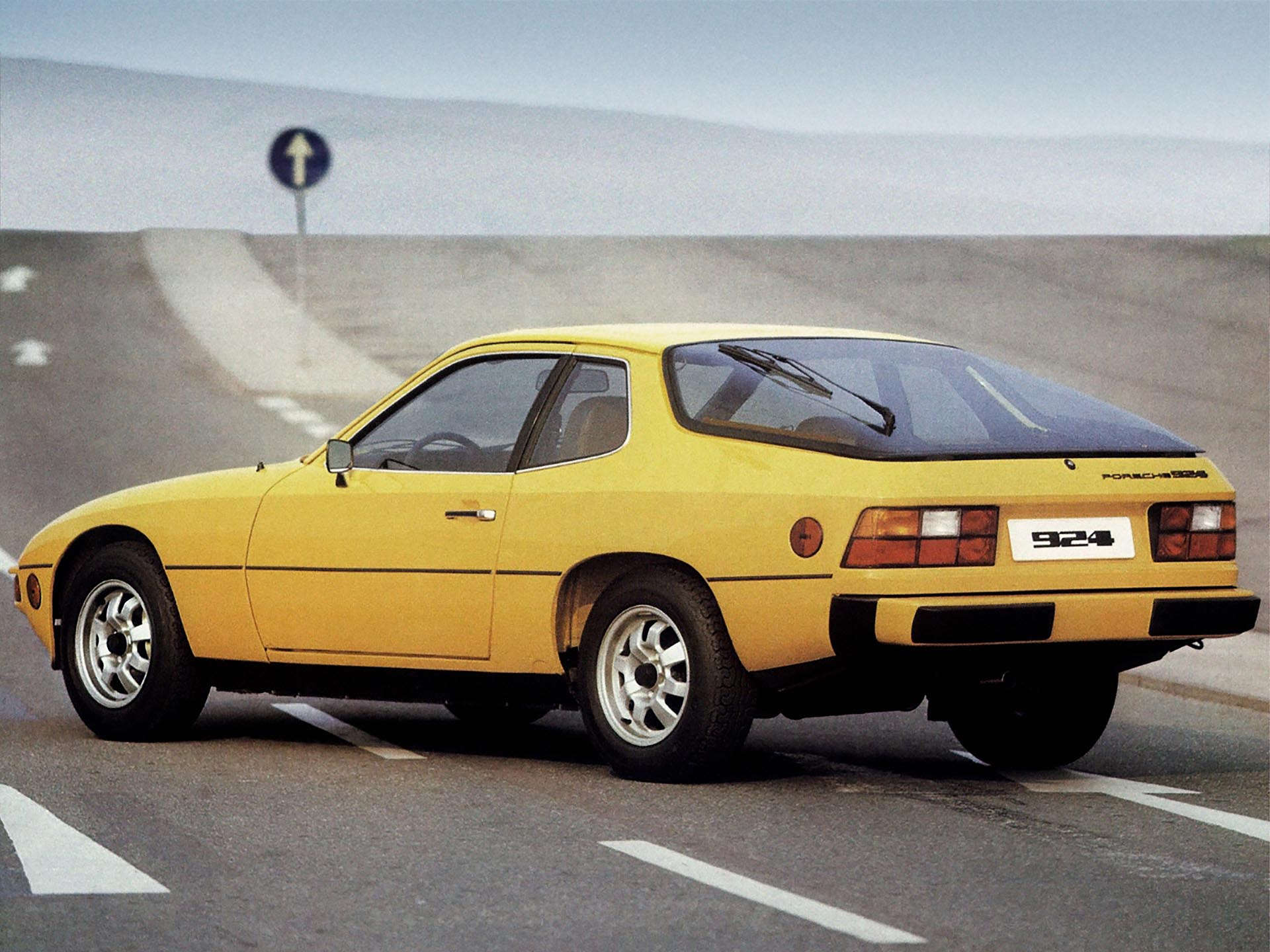 3-02_Porsche_924 rear