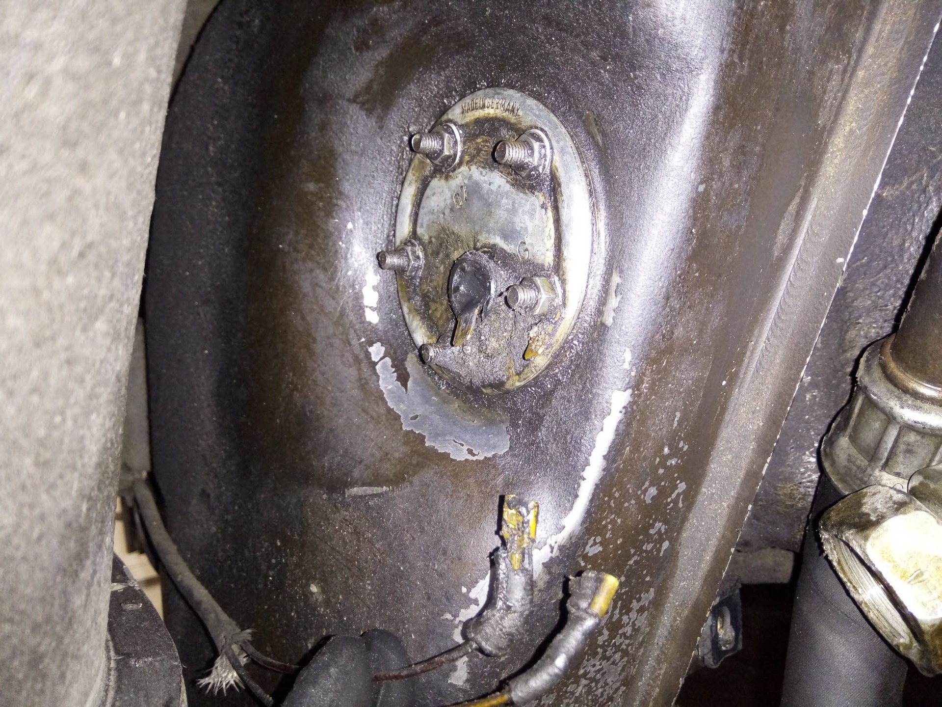 Porsche 911 Oil Tank Level Sensor Dirty
