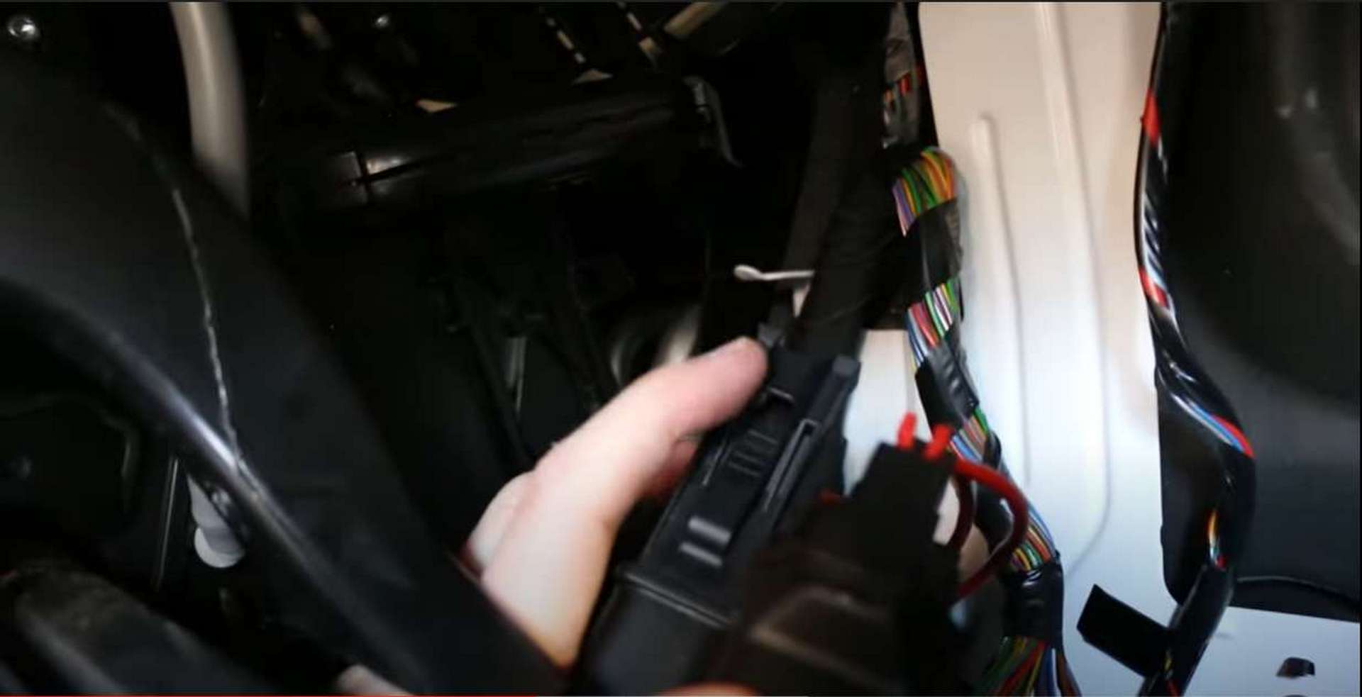 DIY Volvo Cabin Filter fuse box release tab