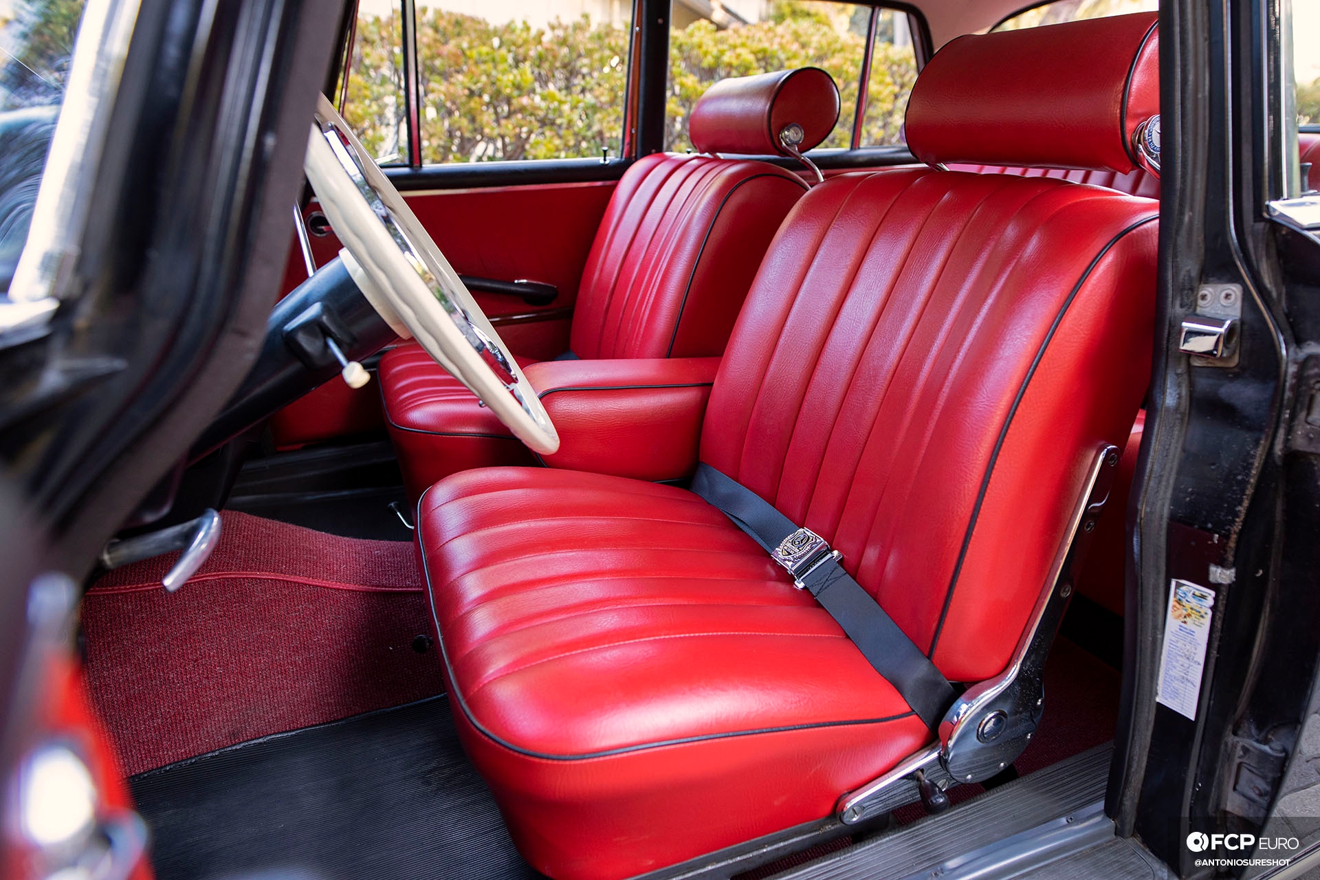 Mercedes Benz 220S Heckflosse Fintail W111 Belinda Benzo EOSR1630 crop