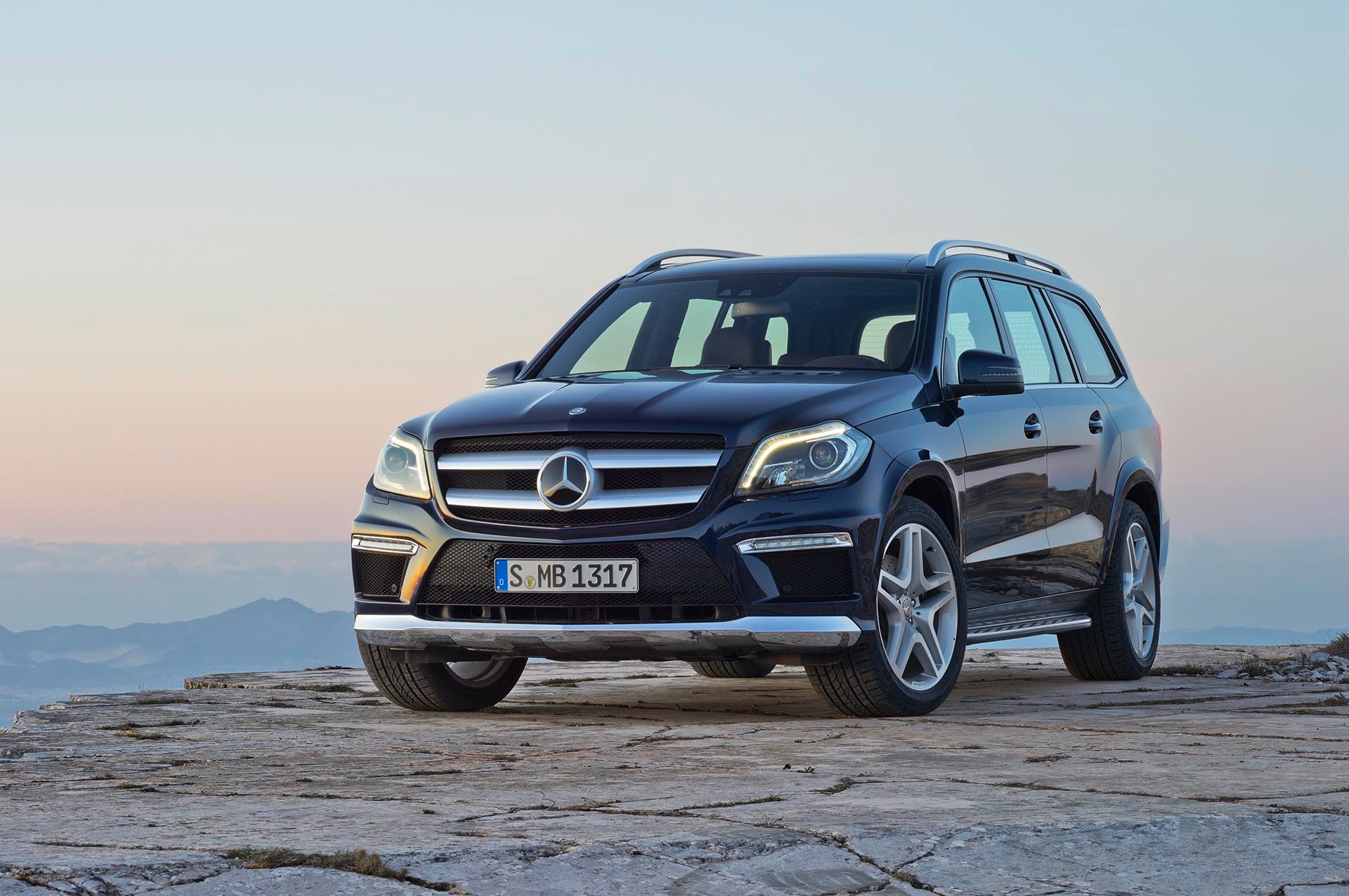 18_Mercedes-Benz 2013 GL-Class front