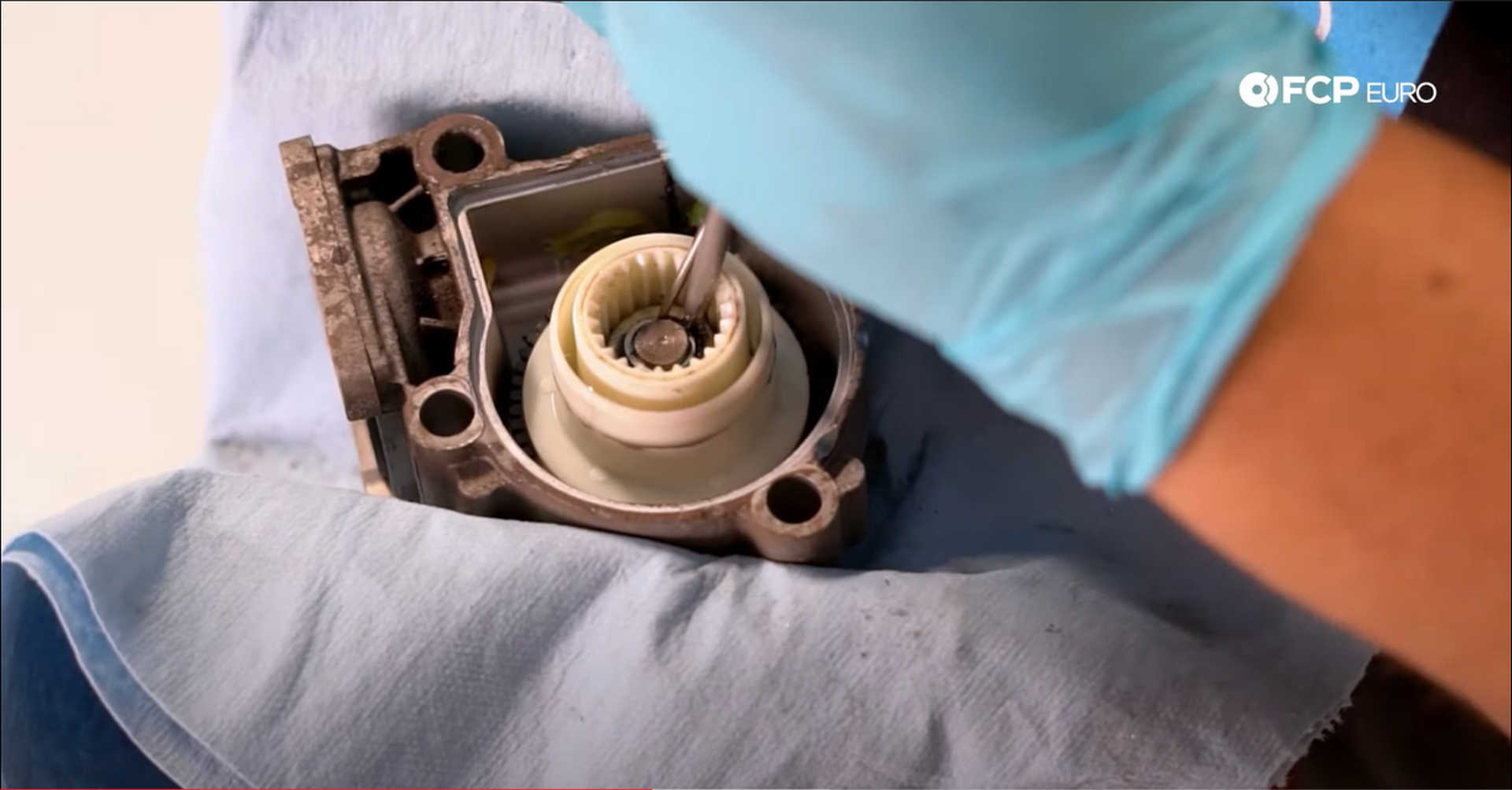 DIY BMW X3 Transfer Case Actuator removing the actuator gear c-clip