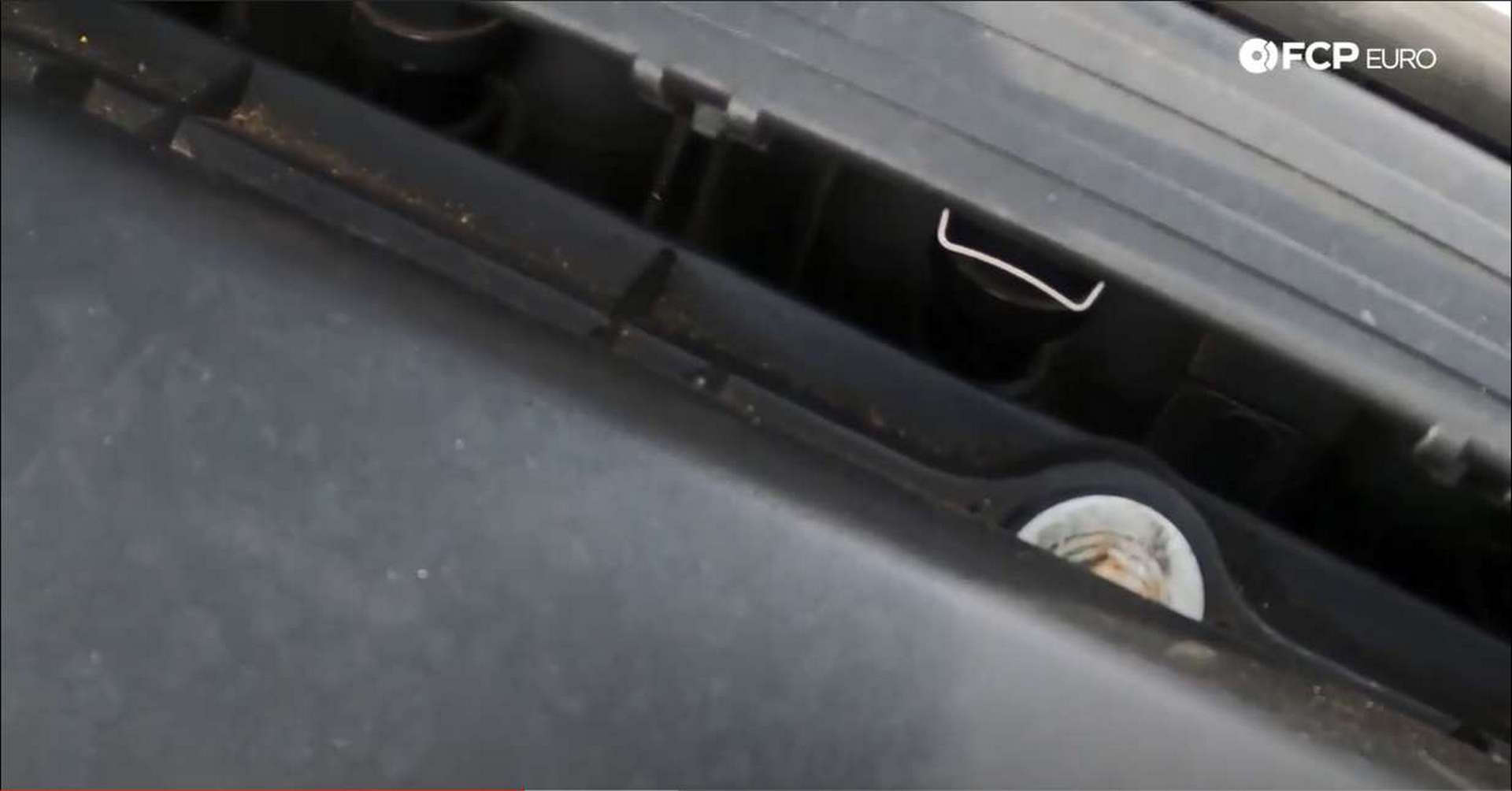 DIY BMW M50 Intake Manifold injector clip bottom