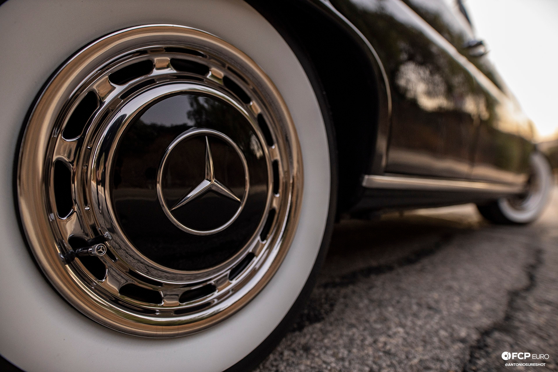 Mercedes Benz 220S Heckflosse Fintail W111 Belinda Benzo EOSR1981