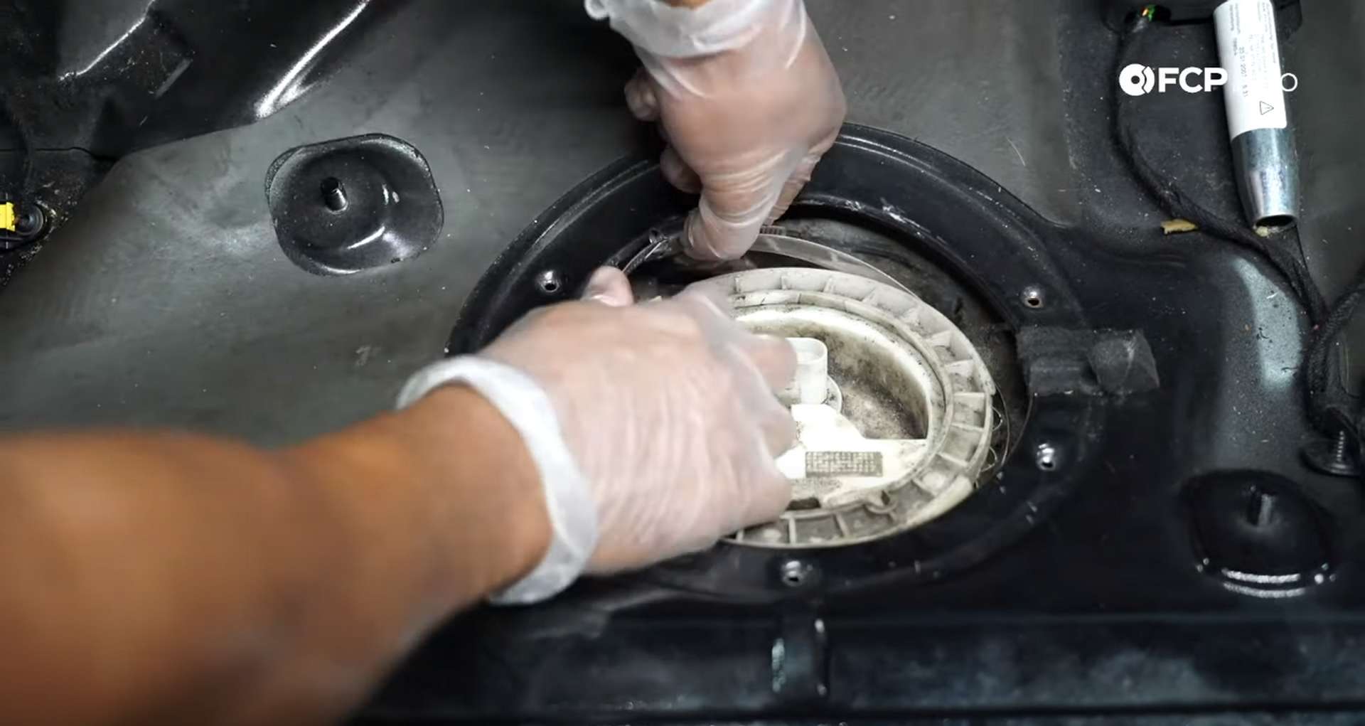 05-DIY-Mercedes-Fuel-Level-Sender-Removing-Unit