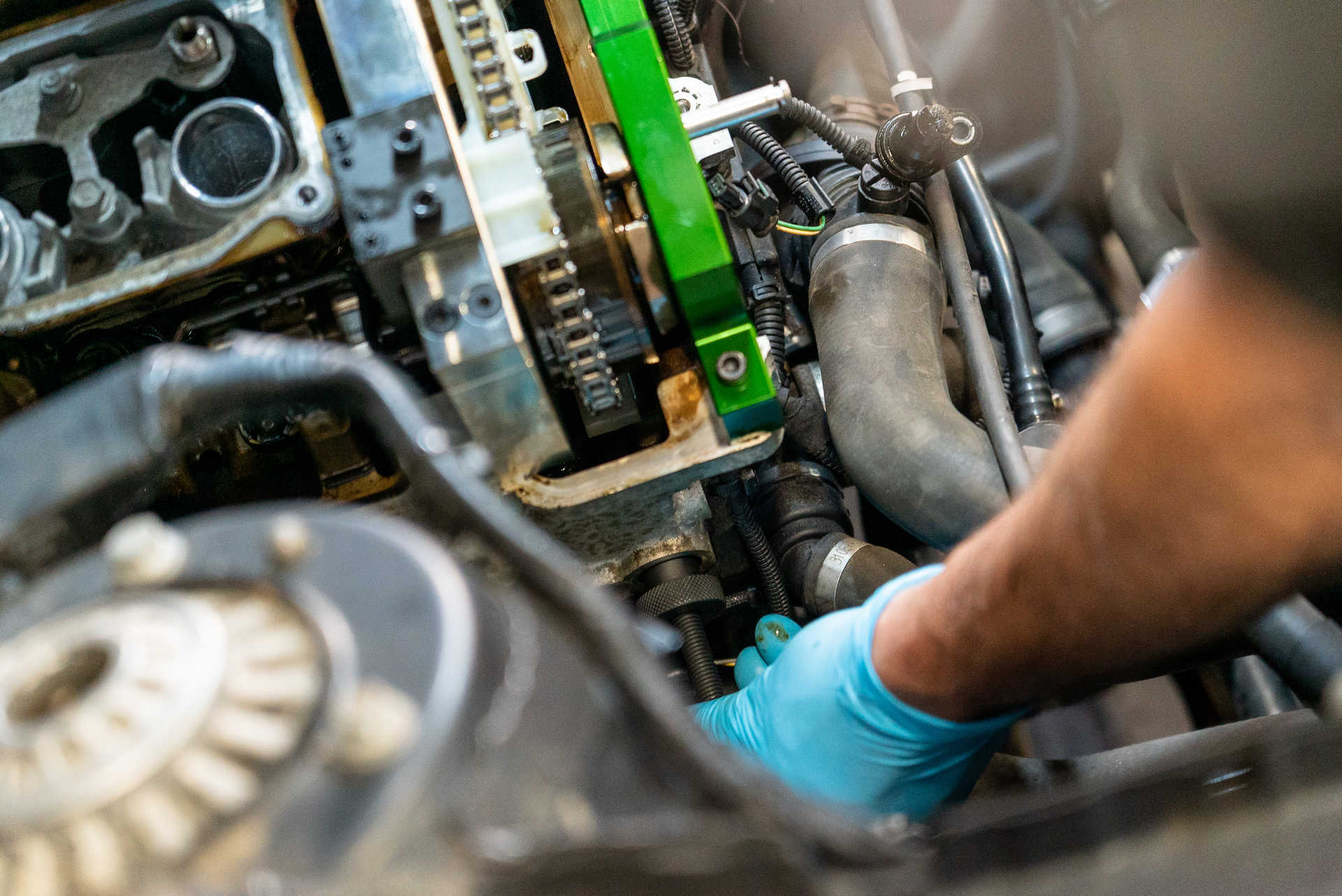 DIY BMW N20 Timing Chain installing the timing chain tensioner tool