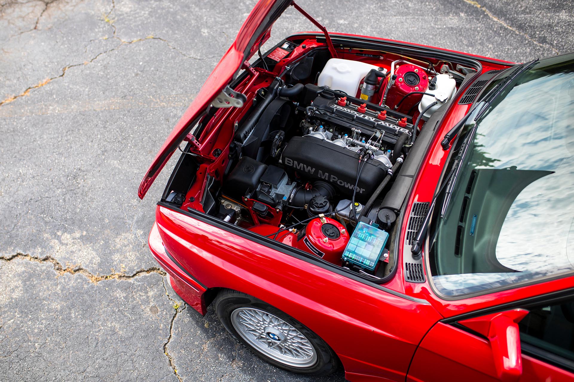 26_BMW E30 M3 zinnoberrot engine bay overview