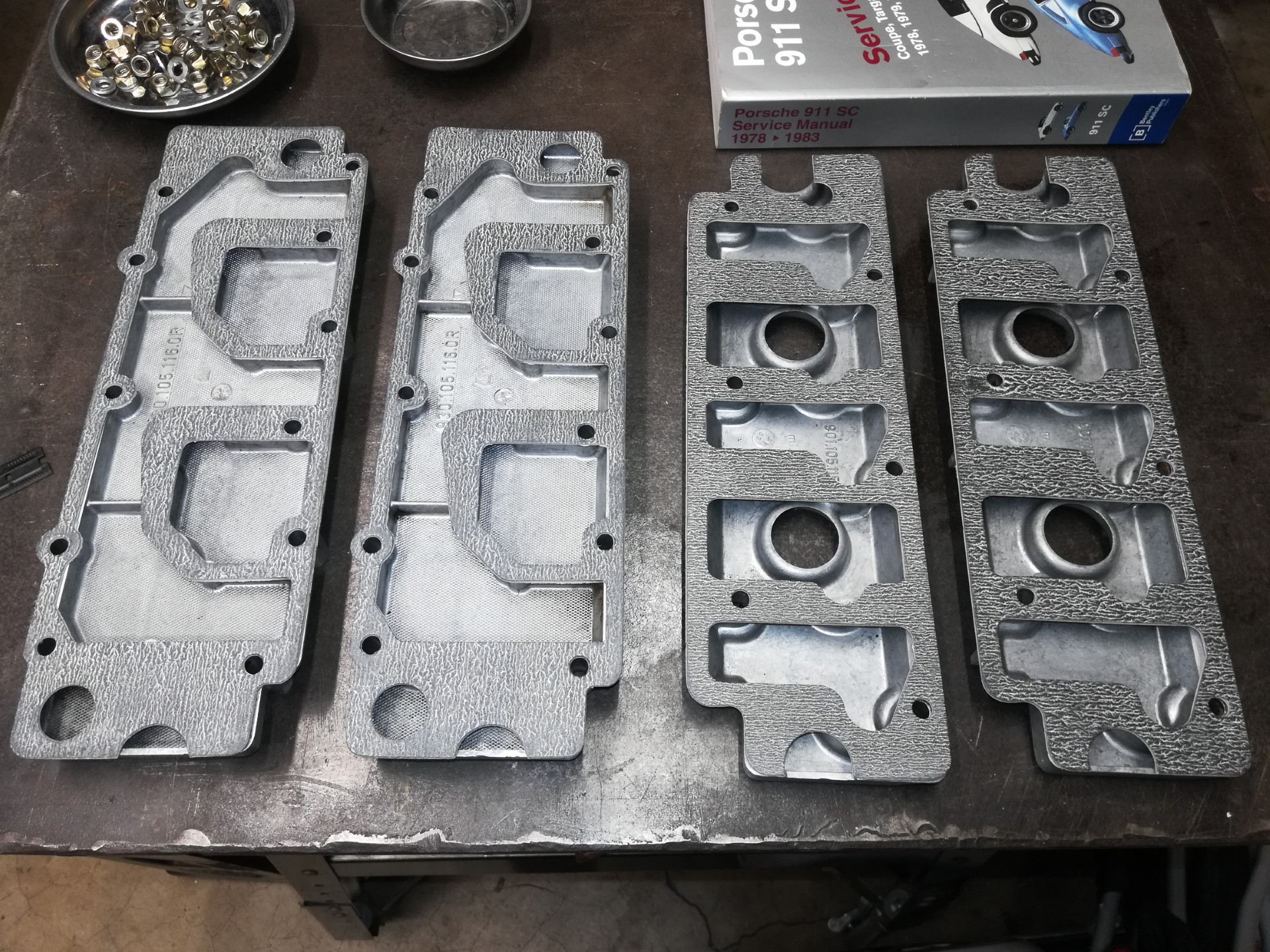 Air-cooled Porsche 911 valve cover gasket orientation
